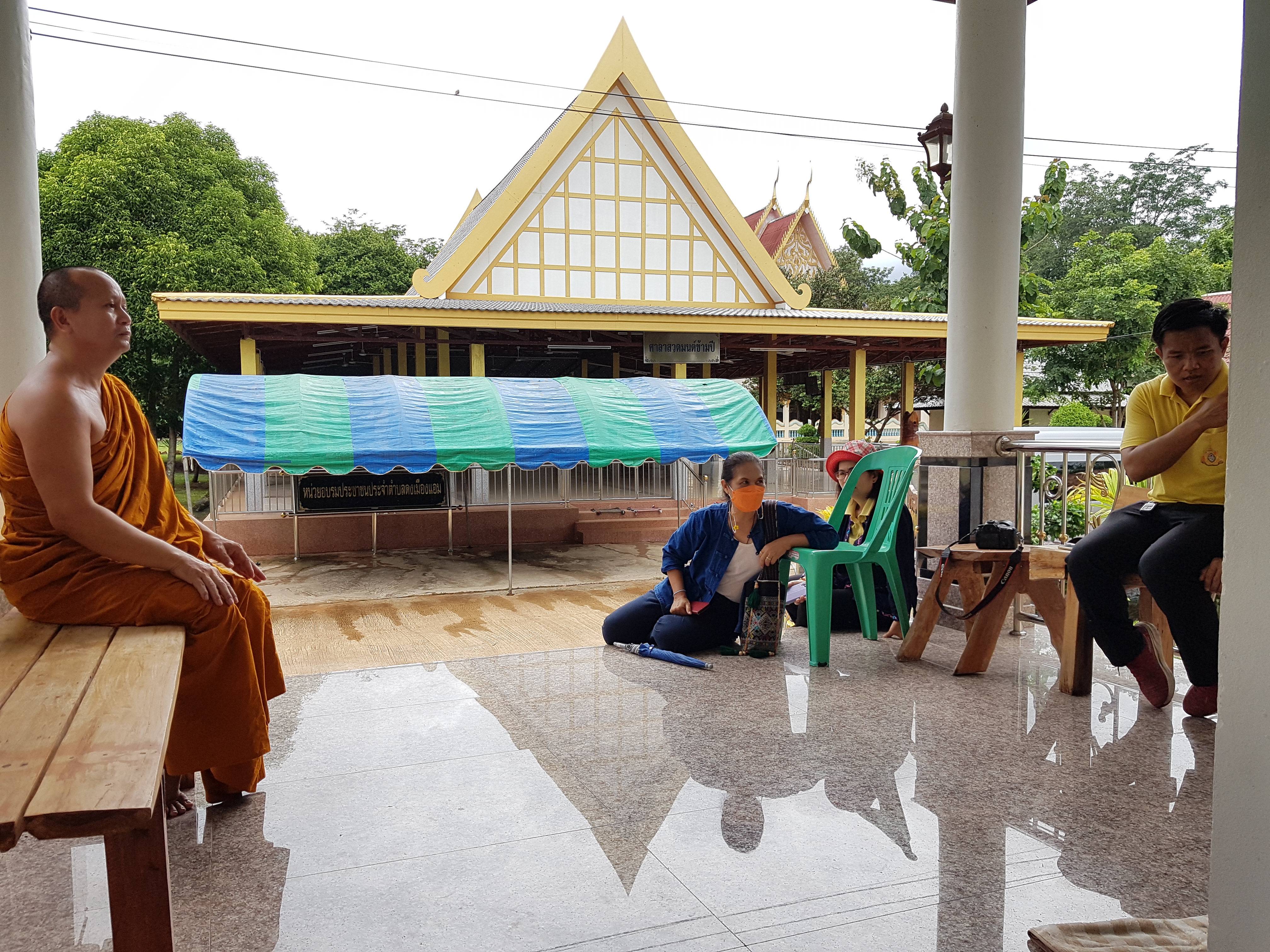 พช.ขอนแก่น ร่วมกับ มจร.ลงพื้นที่ถ่ายทำวิดีทัศน์ขจัดความยากจนและพัฒนาคนทุกช่วงวัยอย่างยั่งยืนตามหลักปรัชญาของเศรษฐกิจพอเพียง โดยใช้ “พลังบวร แก้จนคนขอนแก่น” ณ อำเภอเขาสวนกวาง