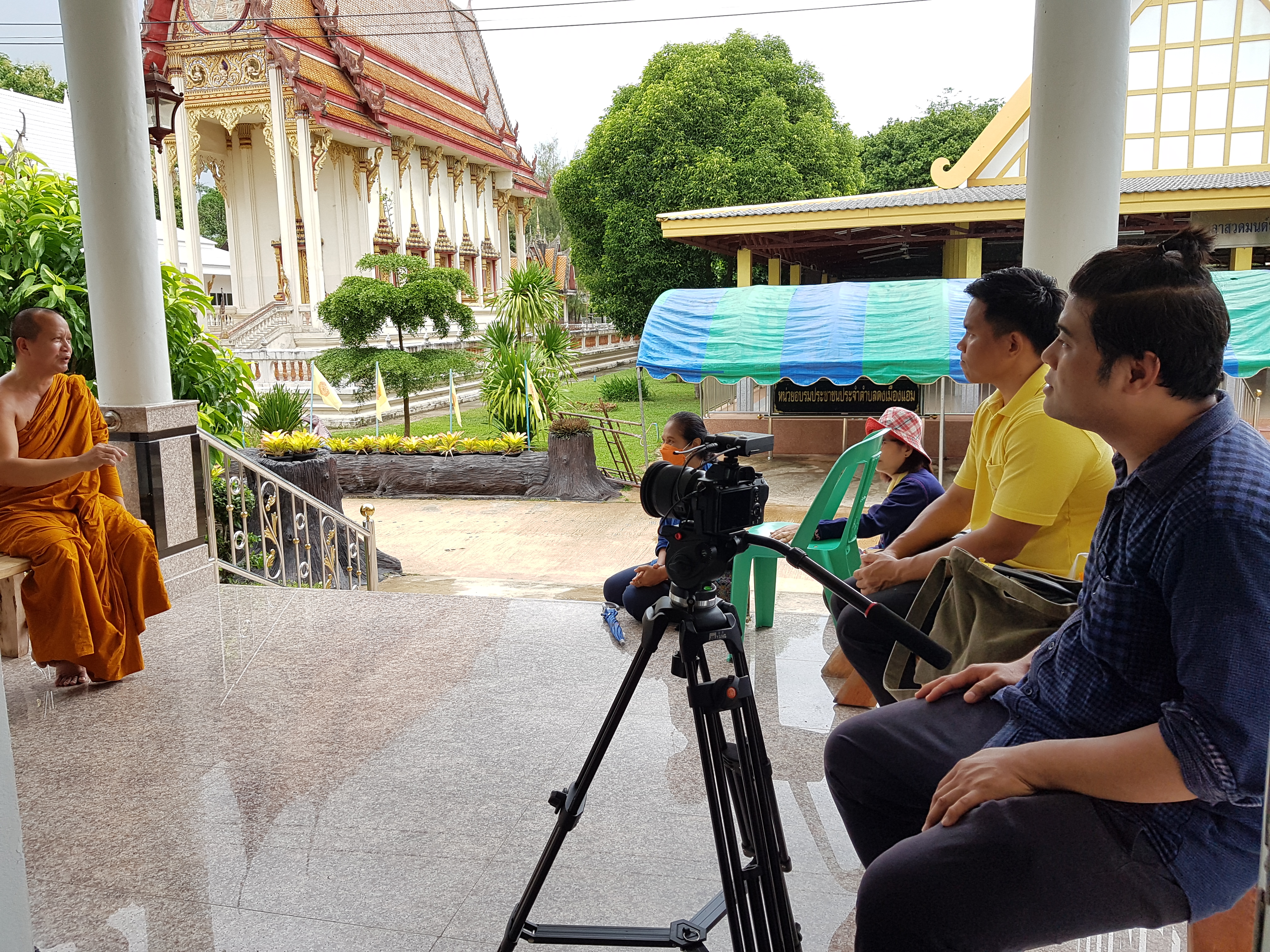 พช.ขอนแก่น ร่วมกับ มจร.ลงพื้นที่ถ่ายทำวิดีทัศน์ขจัดความยากจนและพัฒนาคนทุกช่วงวัยอย่างยั่งยืนตามหลักปรัชญาของเศรษฐกิจพอเพียง โดยใช้ “พลังบวร แก้จนคนขอนแก่น” ณ อำเภอเขาสวนกวาง