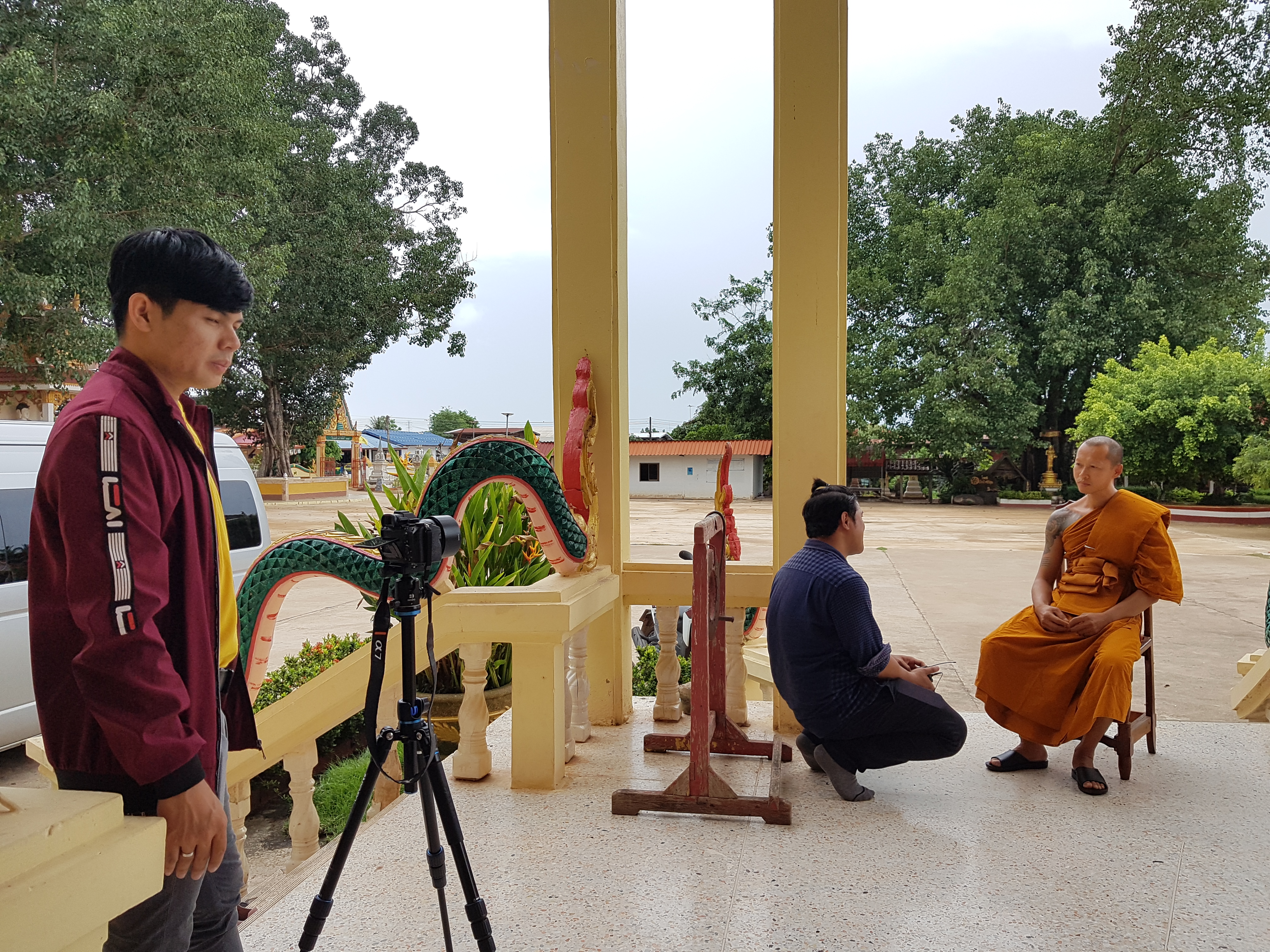 พช.ขอนแก่น ร่วมกับ มจร.ลงพื้นที่ถ่ายทำวิดีทัศน์ขจัดความยากจนและพัฒนาคนทุกช่วงวัยอย่างยั่งยืนตามหลักปรัชญาของเศรษฐกิจพอเพียง โดยใช้ “พลังบวร แก้จนคนขอนแก่น” ณ อำเภอเขาสวนกวาง