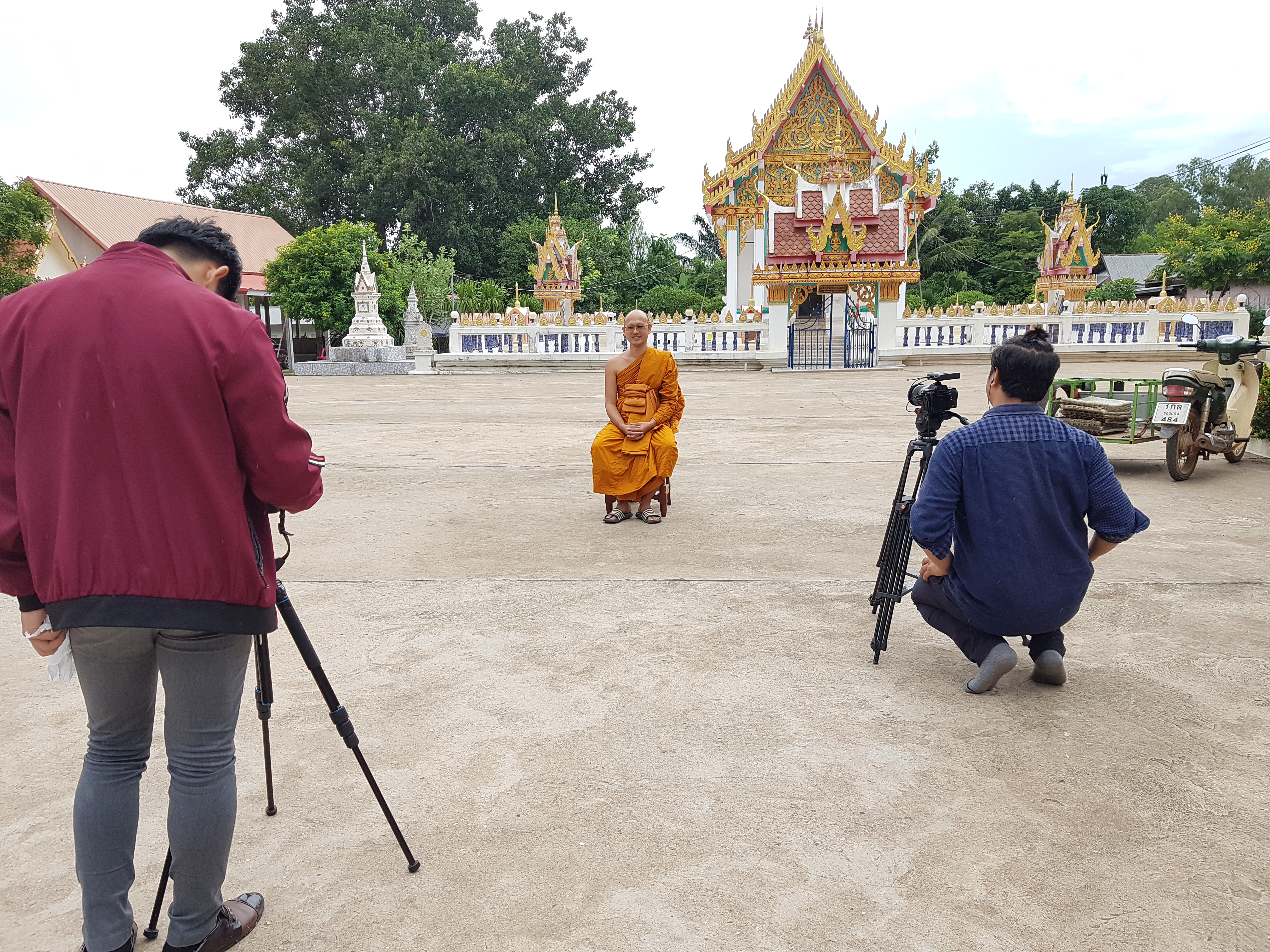 พช.ขอนแก่น ร่วมกับ มจร.ลงพื้นที่ถ่ายทำวิดีทัศน์ขจัดความยากจนและพัฒนาคนทุกช่วงวัยอย่างยั่งยืนตามหลักปรัชญาของเศรษฐกิจพอเพียง โดยใช้ “พลังบวร แก้จนคนขอนแก่น” ณ อำเภอเขาสวนกวาง