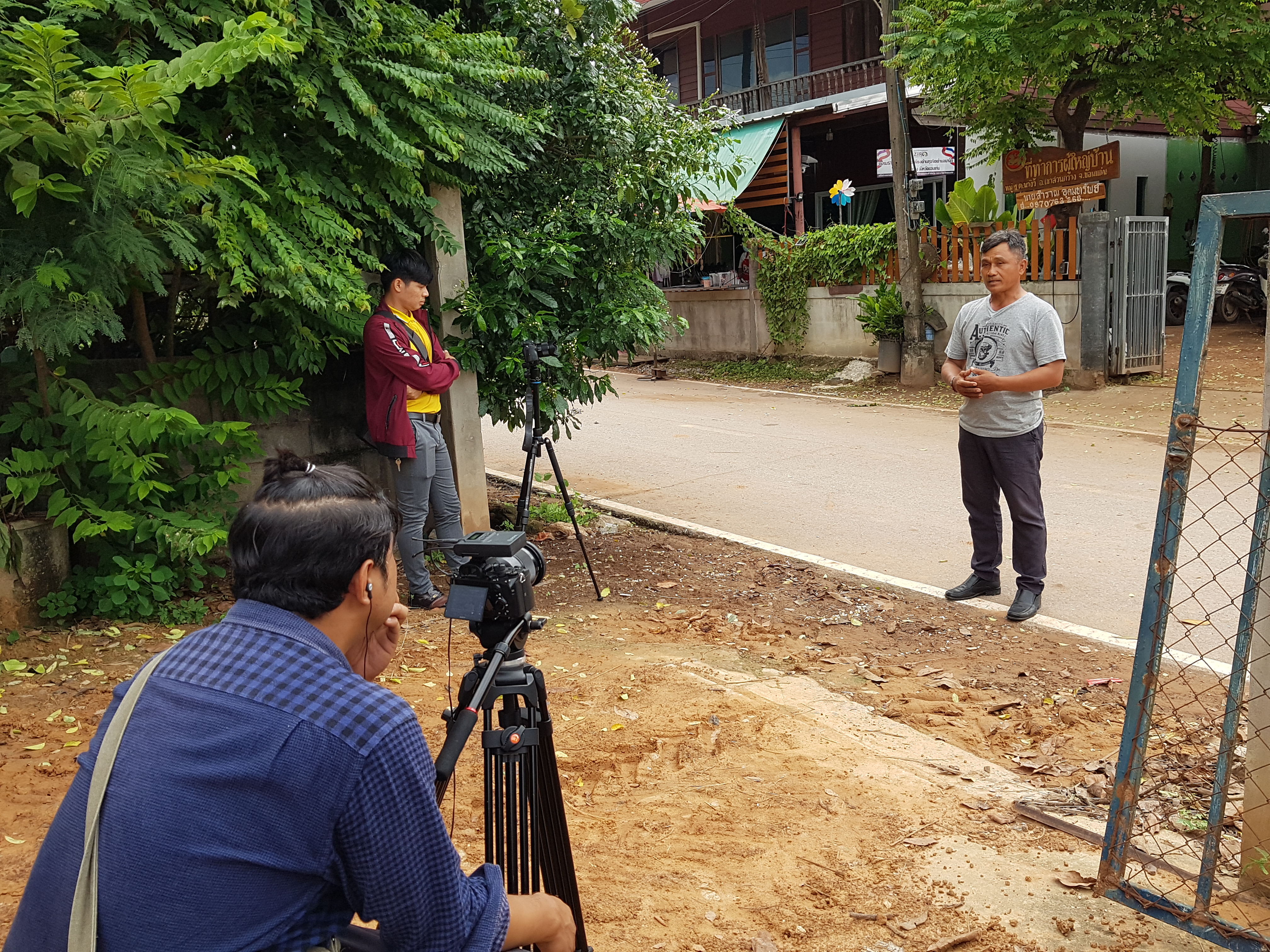 พช.ขอนแก่น ร่วมกับ มจร.ลงพื้นที่ถ่ายทำวิดีทัศน์ขจัดความยากจนและพัฒนาคนทุกช่วงวัยอย่างยั่งยืนตามหลักปรัชญาของเศรษฐกิจพอเพียง โดยใช้ “พลังบวร แก้จนคนขอนแก่น” ณ อำเภอเขาสวนกวาง