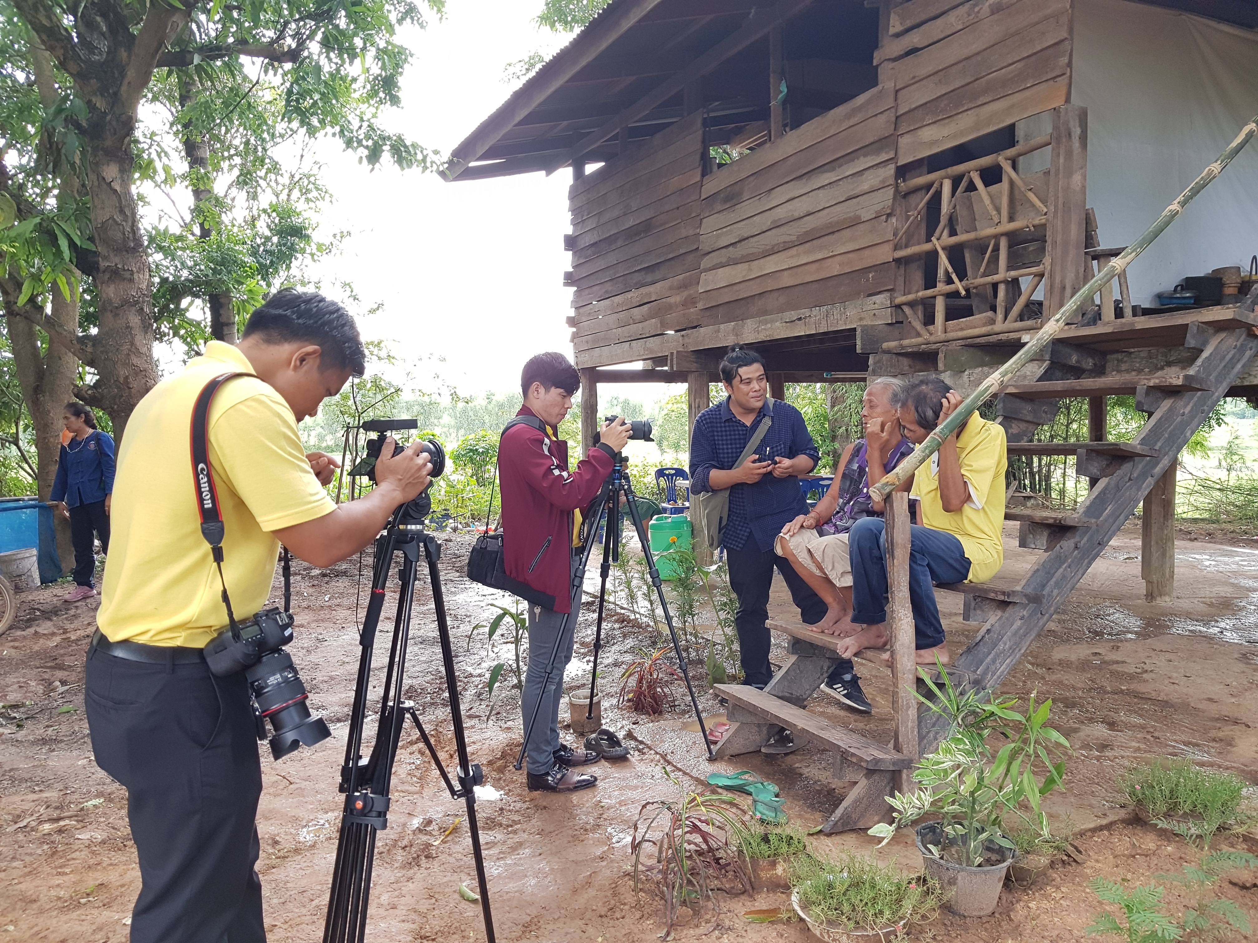 พช.ขอนแก่น ร่วมกับ มจร.ลงพื้นที่ถ่ายทำวิดีทัศน์ขจัดความยากจนและพัฒนาคนทุกช่วงวัยอย่างยั่งยืนตามหลักปรัชญาของเศรษฐกิจพอเพียง โดยใช้ “พลังบวร แก้จนคนขอนแก่น” ณ อำเภอเขาสวนกวาง