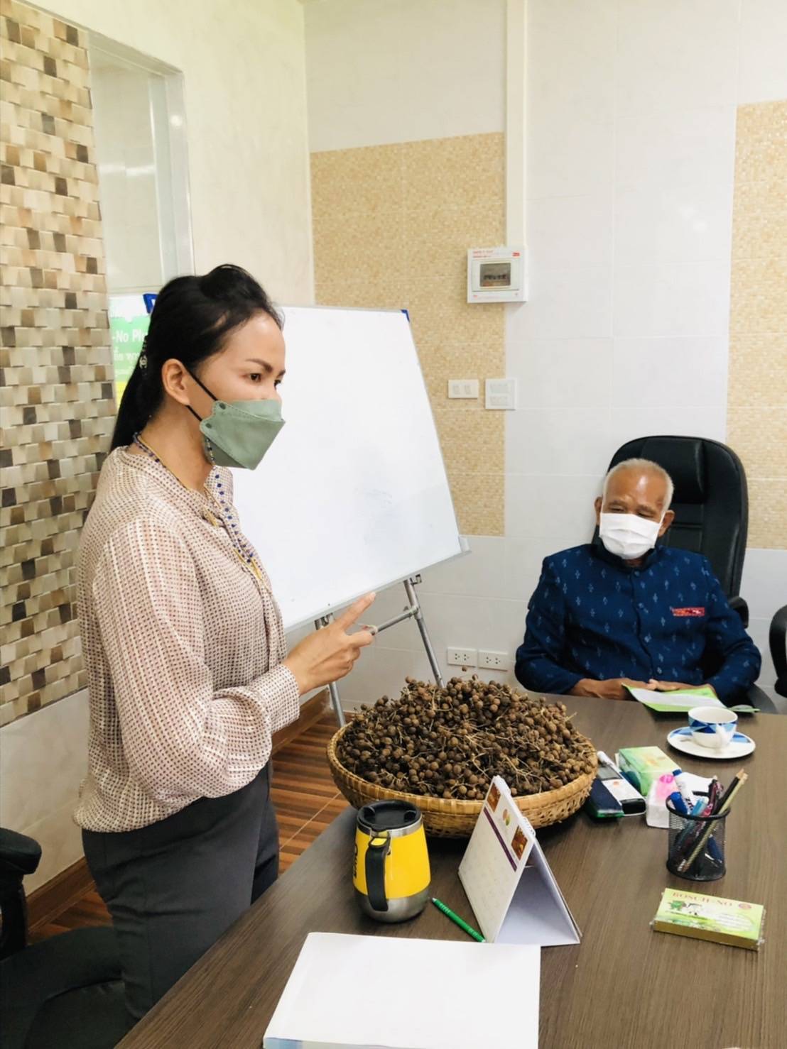 พช.ขอนแก่น : รองอธิบดี พช.(นายสุรศักดิ์ อักษรกุล) พร้อมคณะหารือแนวทางการพัฒนาและส่งเสริมอาชีพการปลูกมะเขือพวง (“หมากแข้ง”) หวังเพิ่มช่องทางการจำหน่ายแก่ครัวเรือนโคกหนองนา