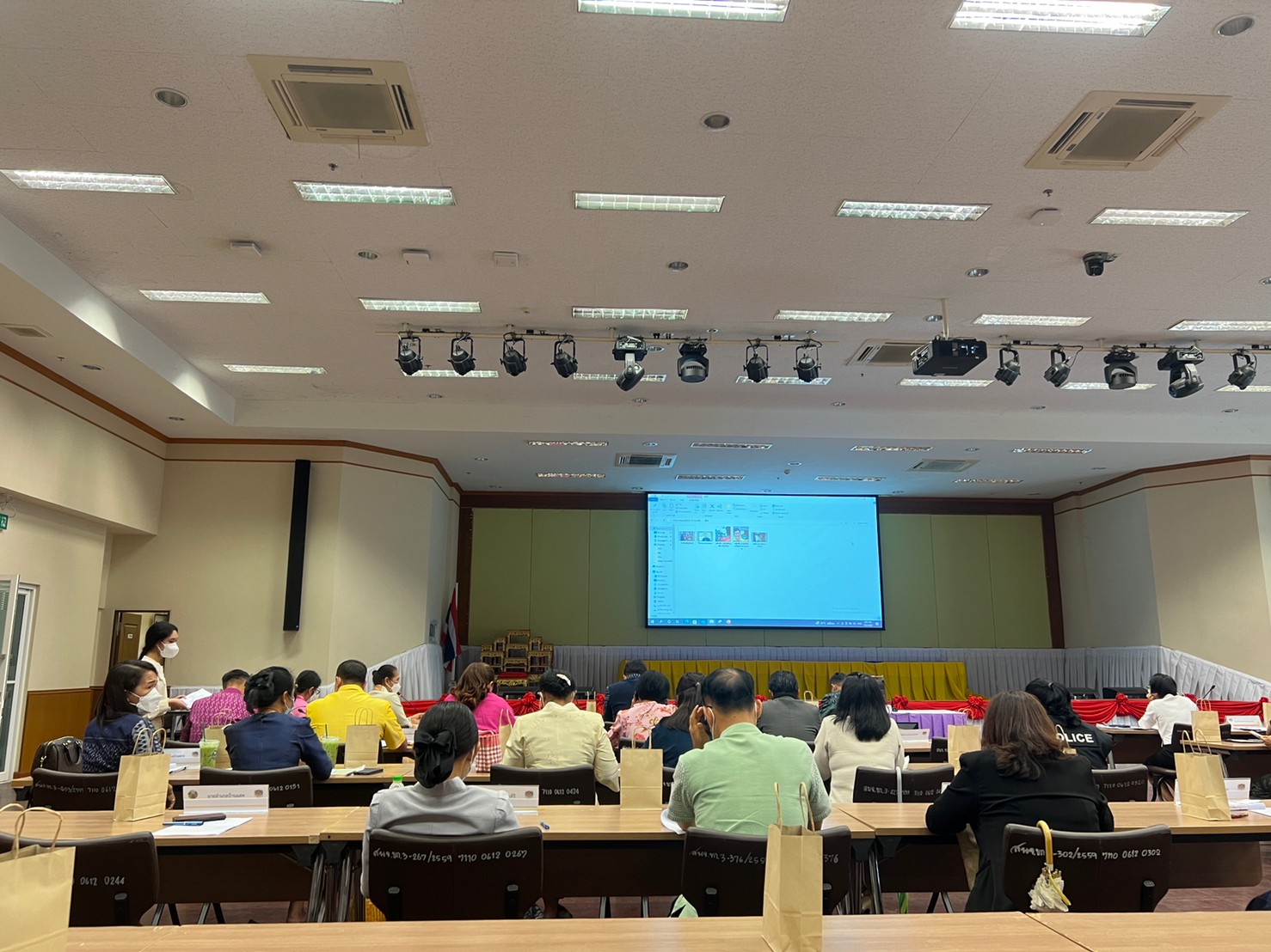 จังหวัดขอนแก่น ประชุมคณะกรรมการบริหารศูนย์อำนวยการขจัดความยากจนและพัฒนาคนทุกช่วงวัยอย่างยั่งยืนตามหลักปรัชญาของเศรษฐกิจพอเพียงจังหวัดขอนแก่น (คจพ.จ.) ครั้งที่ 4/2565