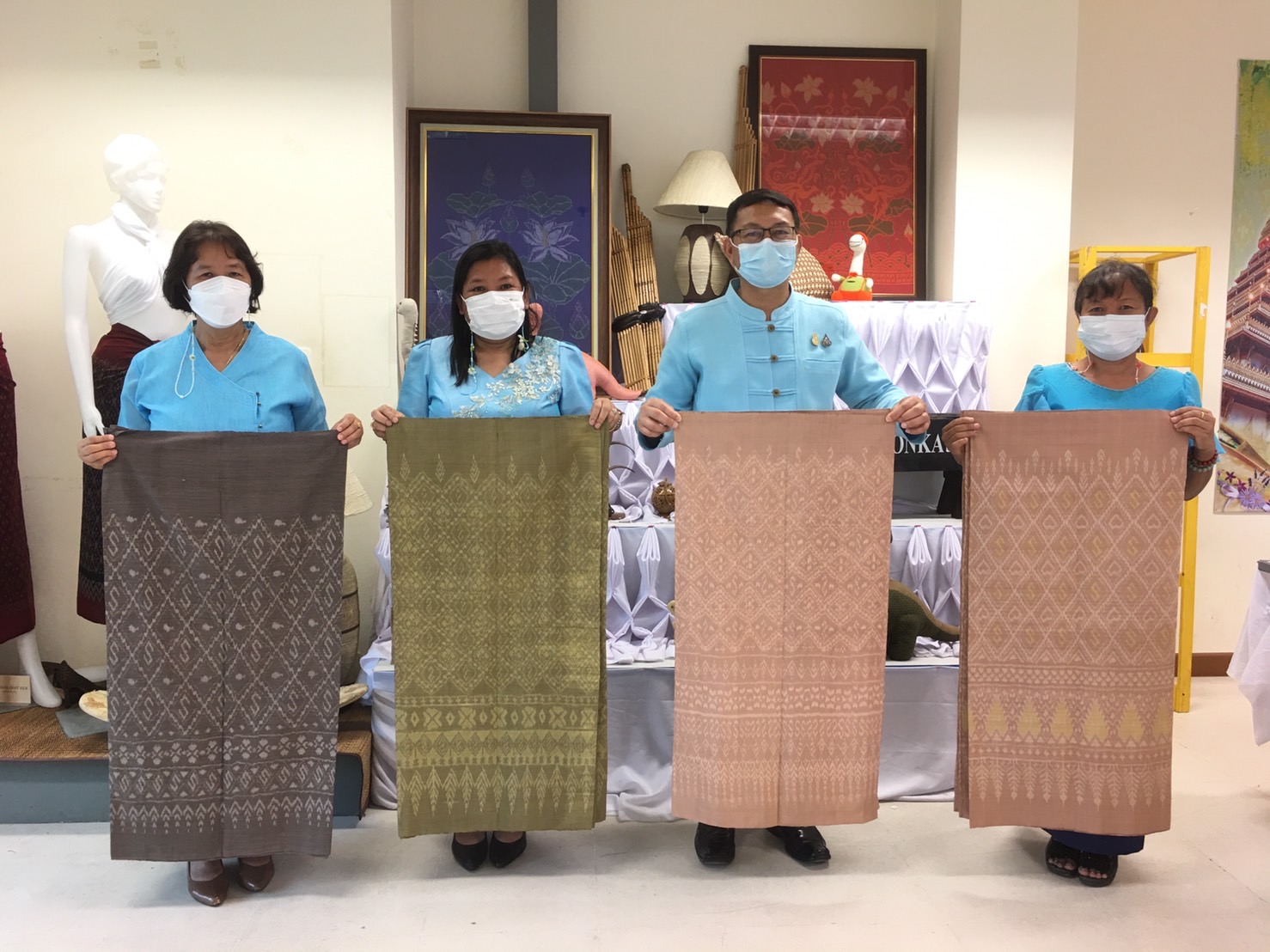 พช. ขอนแก่น : สืบสานแนวพระดำริ ‘เจ้าฟ้าสิริวัณณวรีฯ’ รับผ้าประกวด ผ้าลายพระราชทาน ‘ผ้าขิดลายนารีรัตนราชกัญญา’ ชิงรางวัลพระราชทาน ปี 65