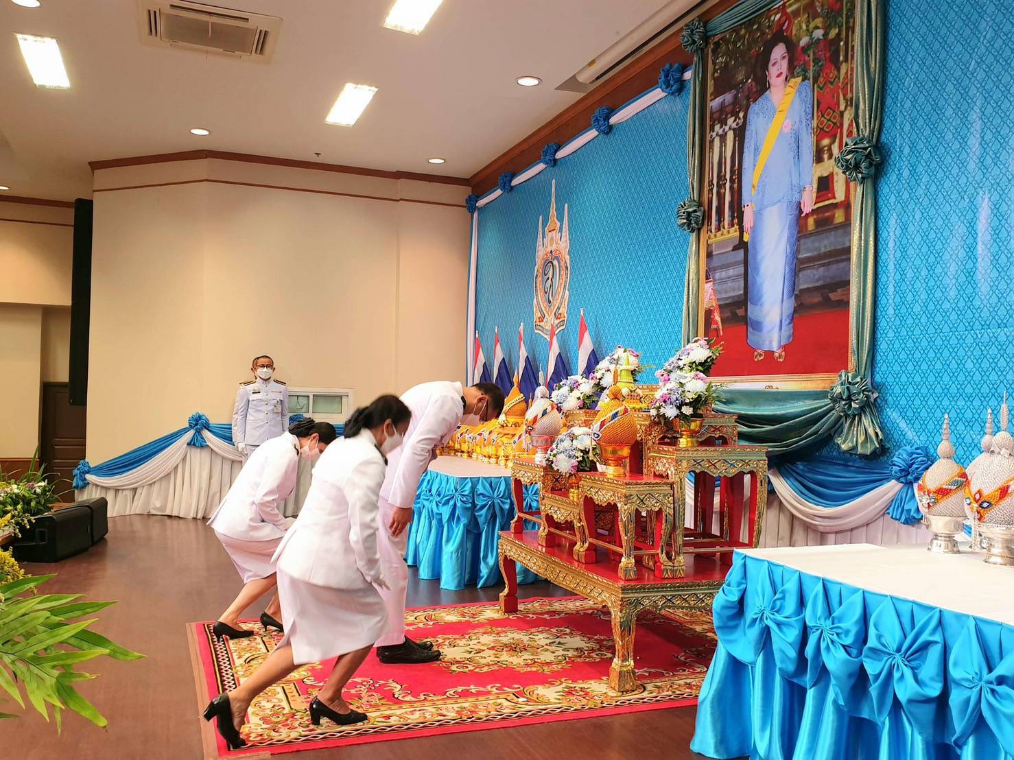 จังหวัดขอนแก่น : พสกนิกรชาวขอนแก่น ร่วมพิธีถวายเครื่องราชสักการะและวางพานพุ่ม พิธีจุดเทียนถวายพระพรชัยมงคล สมเด็จพระนางเจ้าสิริกิติ์ พระบรมราชินีนาถ พระบรมราชชนนีพันปีหลวง เนื่องในโอกาสวันเฉลิมพระชนมพรรษา 12 สิงหาคม 2565