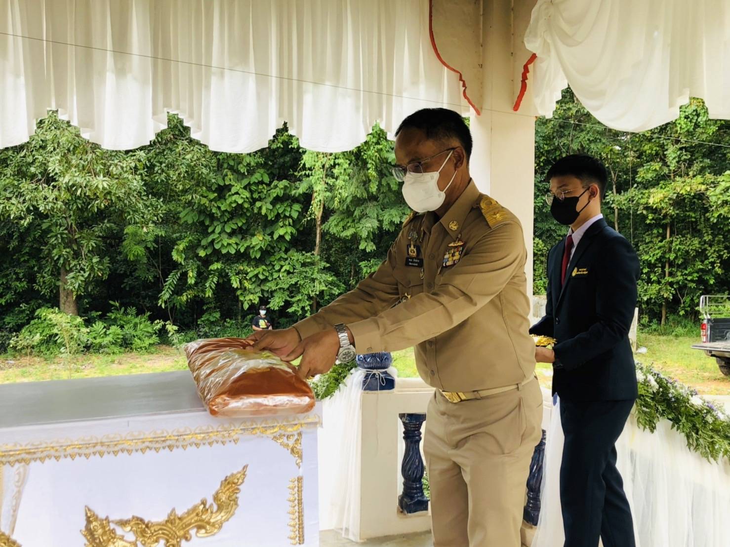 จังหวัดขอนแก่น : รองผู้ว่าราชการจังหวัดขอนแก่น (นายสุเทพ  มณีโชต) เป็นประธานฌาปนกิจศพคุณแม่บัวลอน ซุยกระเดื่อง  มารดาของนางสาวณิชนันทน์ ซุยกระเดื่อง นักวิชาการพัฒนาชุมชนชำนาญการ  สำนักงานพัฒนาชุมชนอำเภอบ้านฝาง
