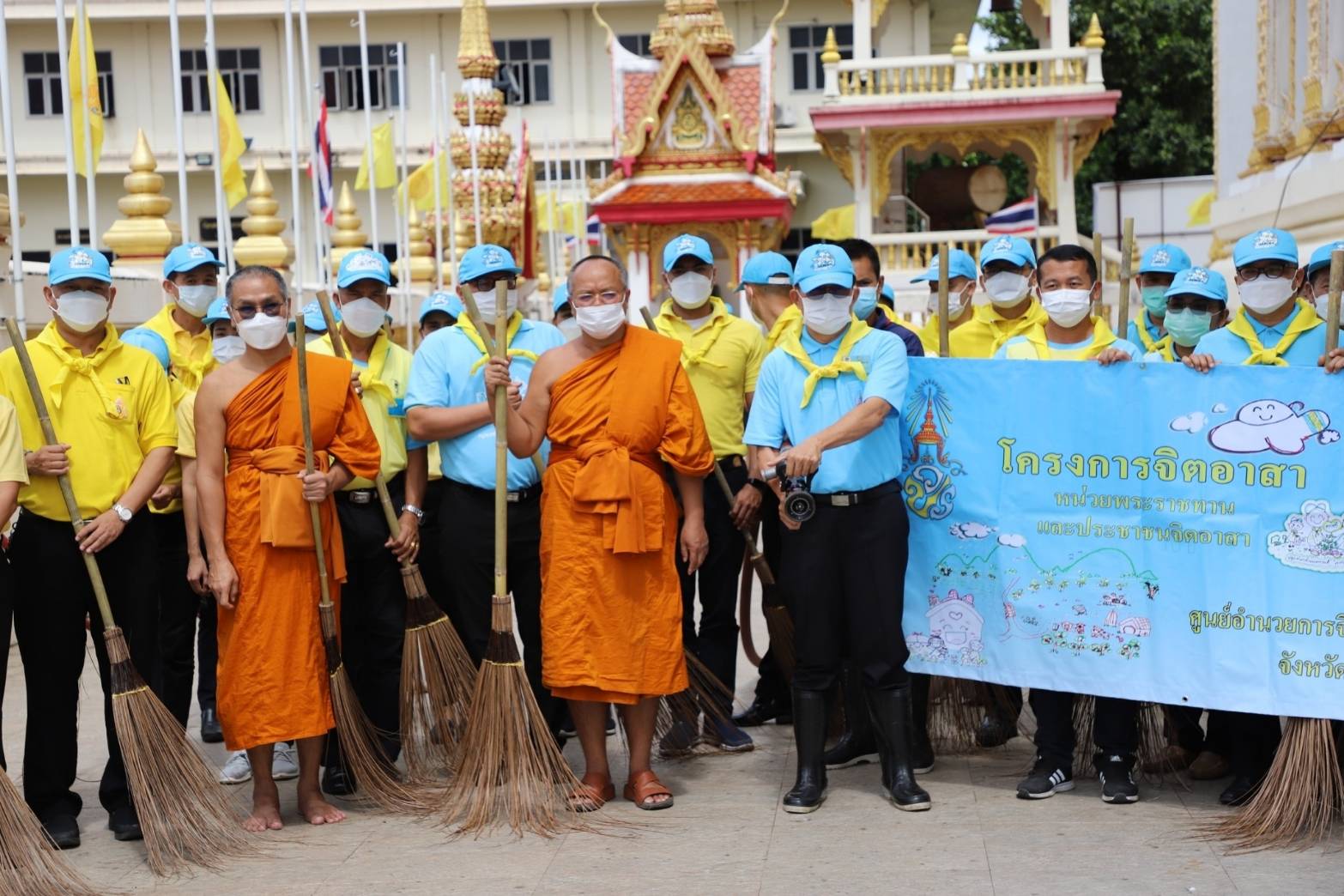 พช.ขอนแก่น : จิตอาสาเราทำความดี ด้วยหัวใจ จัดกิจกรรม Big Cleaning Day วัด ประชา รัฐ สร้างสุข เพื่อเฉลิมพระเกียรติเนื่องในวันเฉลิมพระชนมพรรษา 90 พรรษา สมเด็จพระนางเจ้าสิริกิติ์ พระบรมราชินีนาถ พระบรมราชชนนีพันปีหลวง