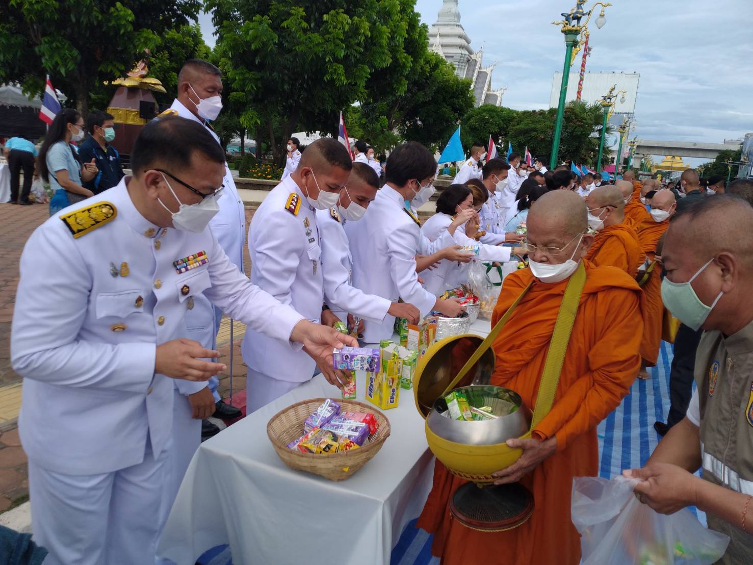 จังหวัดขอนแก่น : ” ผู้ว่าราชการจังหวัดขอนแก่น” เป็นประธานทำบุญตักบาตร พระสงฆ์ เพื่อถวายเป็นพระราชกุศล เนื่องในโอกาสวันเฉลิมพระชนมพรรษา 90 พรรษา 12 สิงหาคม 2565 สมเด็จพระนางเจ้าสิริกิติ์ พระบรมราชินีนาถ พระบรมราชชนนีพันปีหลวง 12 สิงหาคม 2565