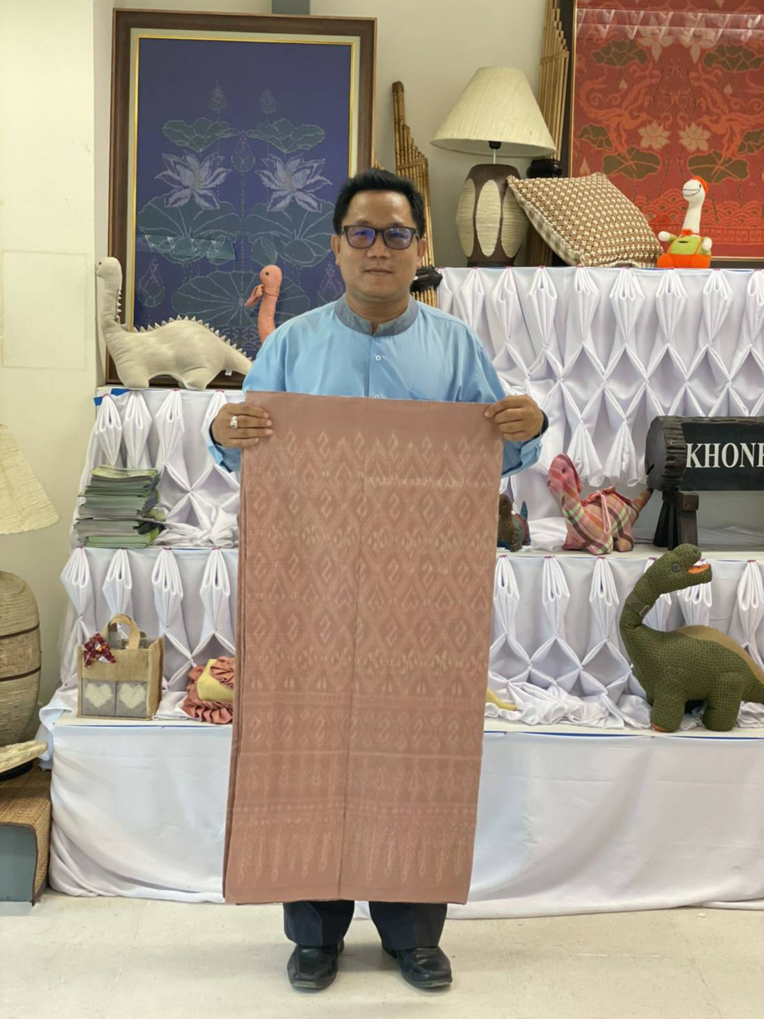 พช. ขอนแก่น : สืบสานแนวพระดำริ ‘เจ้าฟ้าสิริวัณณวรีฯ’ รับผ้าประกวด ผ้าลายพระราชทาน ‘ผ้าขิดลายนารีรัตนราชกัญญา’ ชิงรางวัลพระราชทาน ปี 65