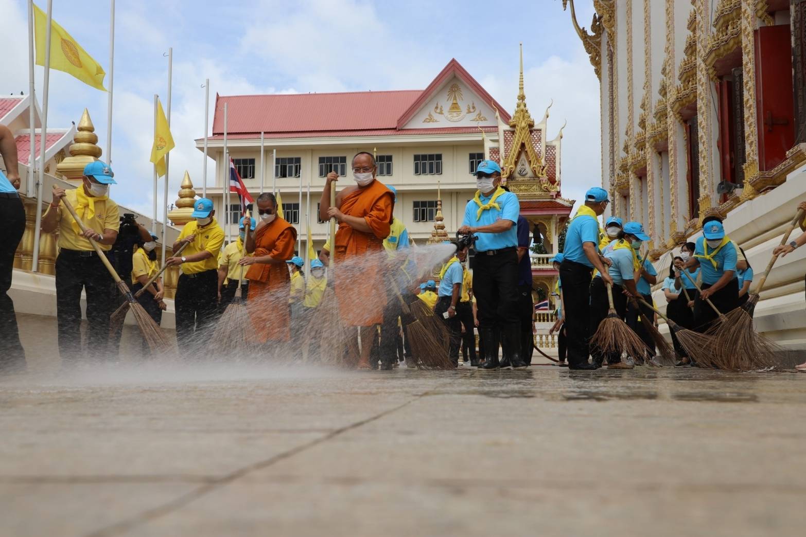 พช.ขอนแก่น : จิตอาสาเราทำความดี ด้วยหัวใจ จัดกิจกรรม Big Cleaning Day วัด ประชา รัฐ สร้างสุข เพื่อเฉลิมพระเกียรติเนื่องในวันเฉลิมพระชนมพรรษา 90 พรรษา สมเด็จพระนางเจ้าสิริกิติ์ พระบรมราชินีนาถ พระบรมราชชนนีพันปีหลวง