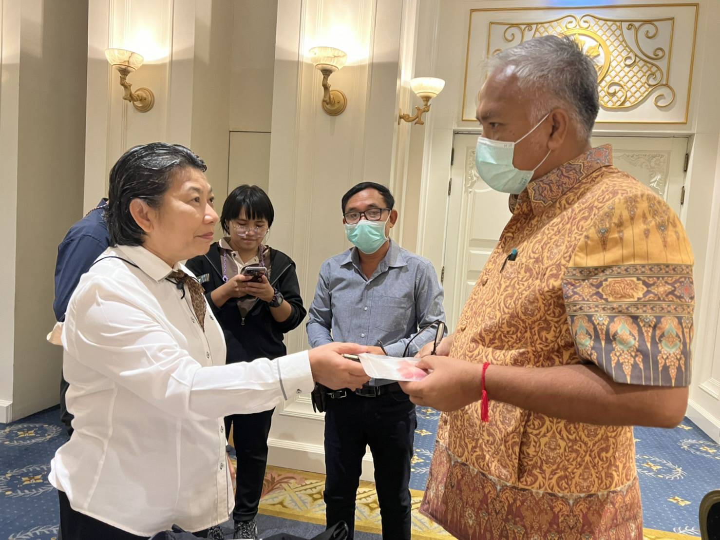จังหวัดขอนแก่น :  ร่วมประชุมขับเคลื่อนการดำเนินงาน Trader ระดับจังหวัดและระดับประเทศ “หนุน OTOP TRADER เป็นศูนย์กลางจำหน่ายสินค้า OTOP คุณภาพ เพิ่มช่องทางการตลาด สร้างรายได้ให้ชุมชน”