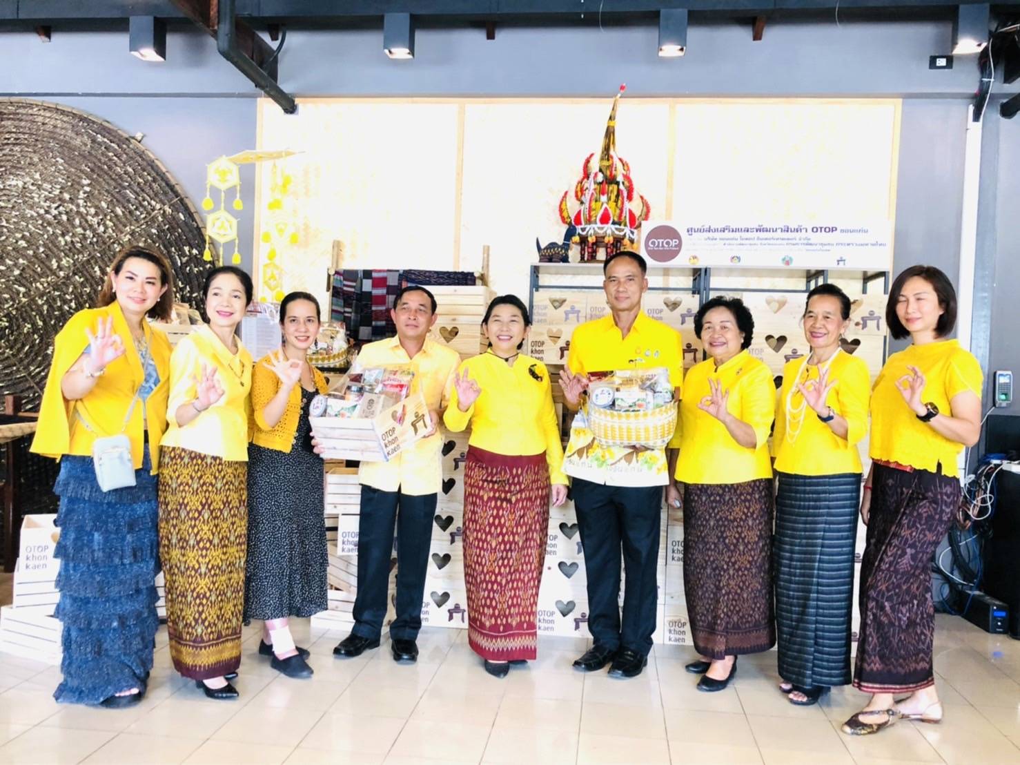 จังหวัดขอนแก่น : โชว์สินค้าโอทอปประจำถิ่นชื่อดังจัดทำชุดกระเช้าของขวัญขอนแก่นซีเล็ค เพิ่มช่องทางจัดจำหน่ายช่วยผู้ประกอบการในชุมชน