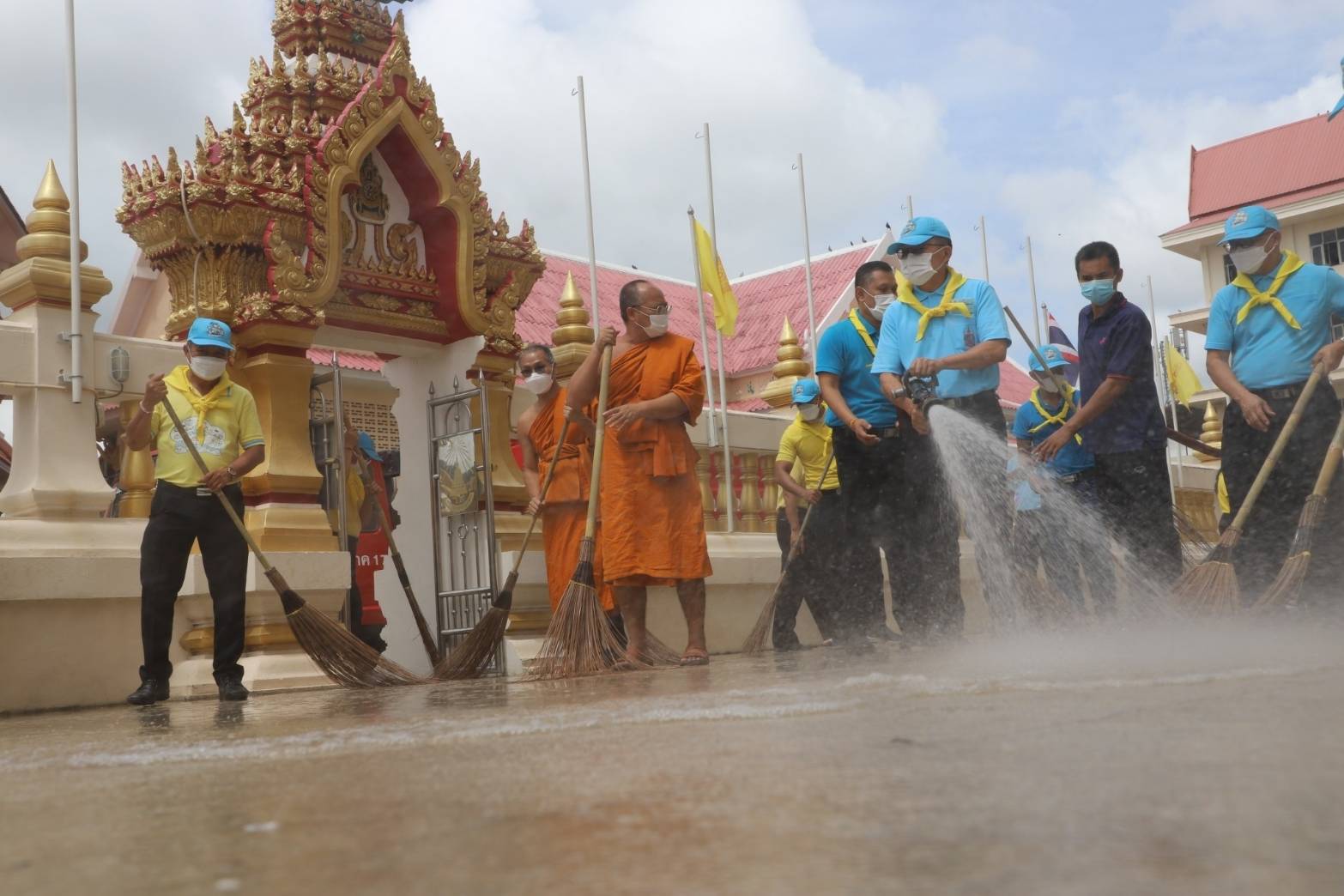 พช.ขอนแก่น : จิตอาสาเราทำความดี ด้วยหัวใจ จัดกิจกรรม Big Cleaning Day วัด ประชา รัฐ สร้างสุข เพื่อเฉลิมพระเกียรติเนื่องในวันเฉลิมพระชนมพรรษา 90 พรรษา สมเด็จพระนางเจ้าสิริกิติ์ พระบรมราชินีนาถ พระบรมราชชนนีพันปีหลวง