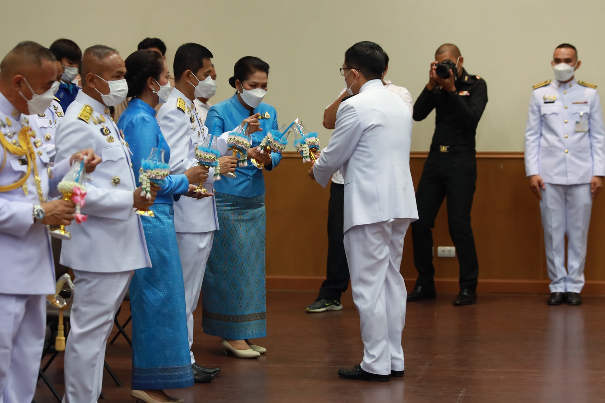 จังหวัดขอนแก่น : พสกนิกรชาวขอนแก่น ร่วมพิธีถวายเครื่องราชสักการะและวางพานพุ่ม พิธีจุดเทียนถวายพระพรชัยมงคล สมเด็จพระนางเจ้าสิริกิติ์ พระบรมราชินีนาถ พระบรมราชชนนีพันปีหลวง เนื่องในโอกาสวันเฉลิมพระชนมพรรษา 12 สิงหาคม 2565
