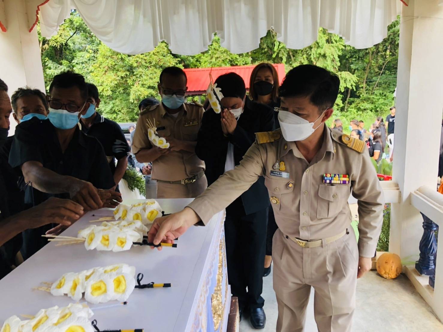 จังหวัดขอนแก่น : รองผู้ว่าราชการจังหวัดขอนแก่น (นายสุเทพ  มณีโชต) เป็นประธานฌาปนกิจศพคุณแม่บัวลอน ซุยกระเดื่อง  มารดาของนางสาวณิชนันทน์ ซุยกระเดื่อง นักวิชาการพัฒนาชุมชนชำนาญการ  สำนักงานพัฒนาชุมชนอำเภอบ้านฝาง