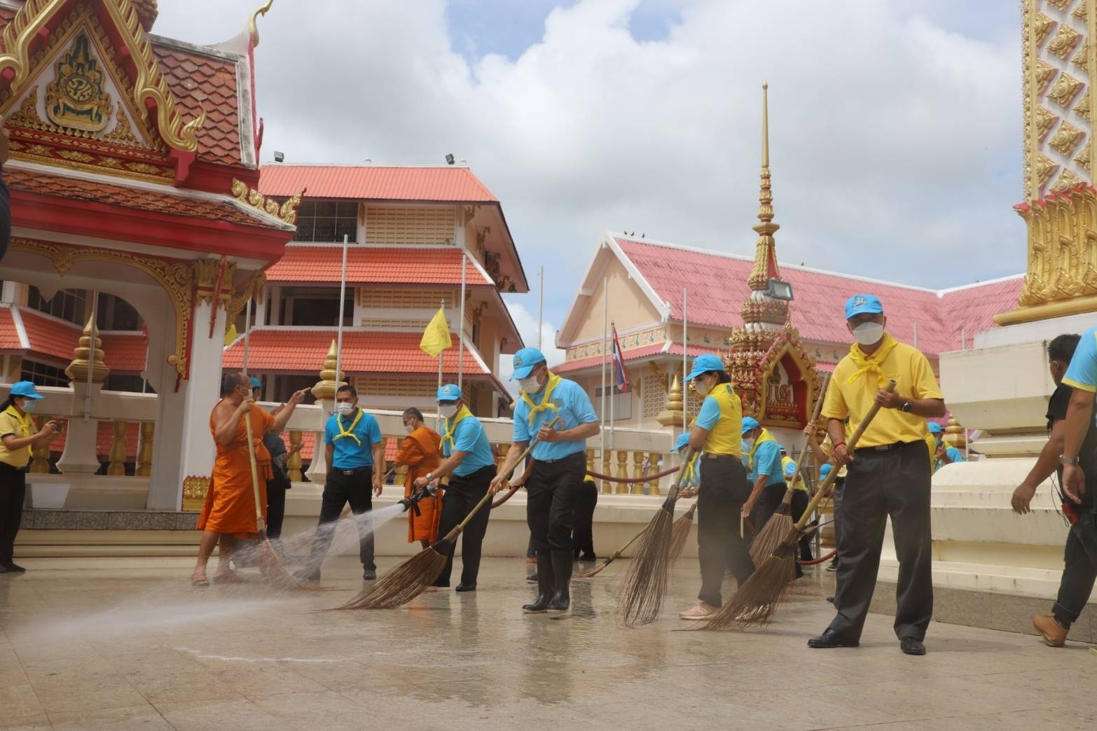 พช.ขอนแก่น : จิตอาสาเราทำความดี ด้วยหัวใจ จัดกิจกรรม Big Cleaning Day วัด ประชา รัฐ สร้างสุข เพื่อเฉลิมพระเกียรติเนื่องในวันเฉลิมพระชนมพรรษา 90 พรรษา สมเด็จพระนางเจ้าสิริกิติ์ พระบรมราชินีนาถ พระบรมราชชนนีพันปีหลวง