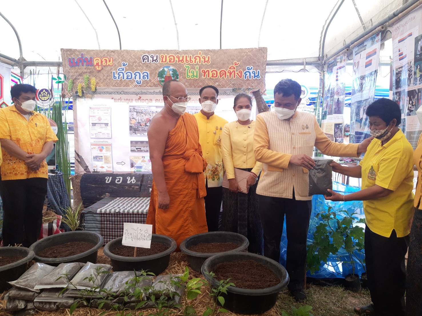 จังหวัดขอนแก่น : ปลัดกระทรวงมหาดไทย(นายสุทธิพงษ์  จุลเจริญ) เปิดกิจกรรมขับเคลื่อนเขตพัฒนา ศก.พอเพียง โมเดลเศรษฐกิจใหม่ 130 ปี มท. ความสุขสร้างได้ ด้วยใจอาสา