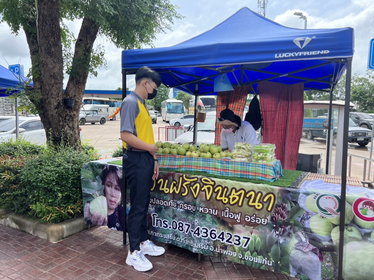 จังหวัดขอนแก่น : จับมือเอกชน เปิดพื้นที่ดันสินค้าโอทอปจำหน่าย ปั๊ม ปตท.บ้านทุ่ม หวังช่วยชุมชนเพื่อกระจายรายได้ไปสู่ชุมชนซึ่งเป็นฐานรากของประเทศ ภายใต้ชื่องาน ”ผลิตภัณฑ์ชุมชน คนรักสุขภาพ ครั้งที่ 4