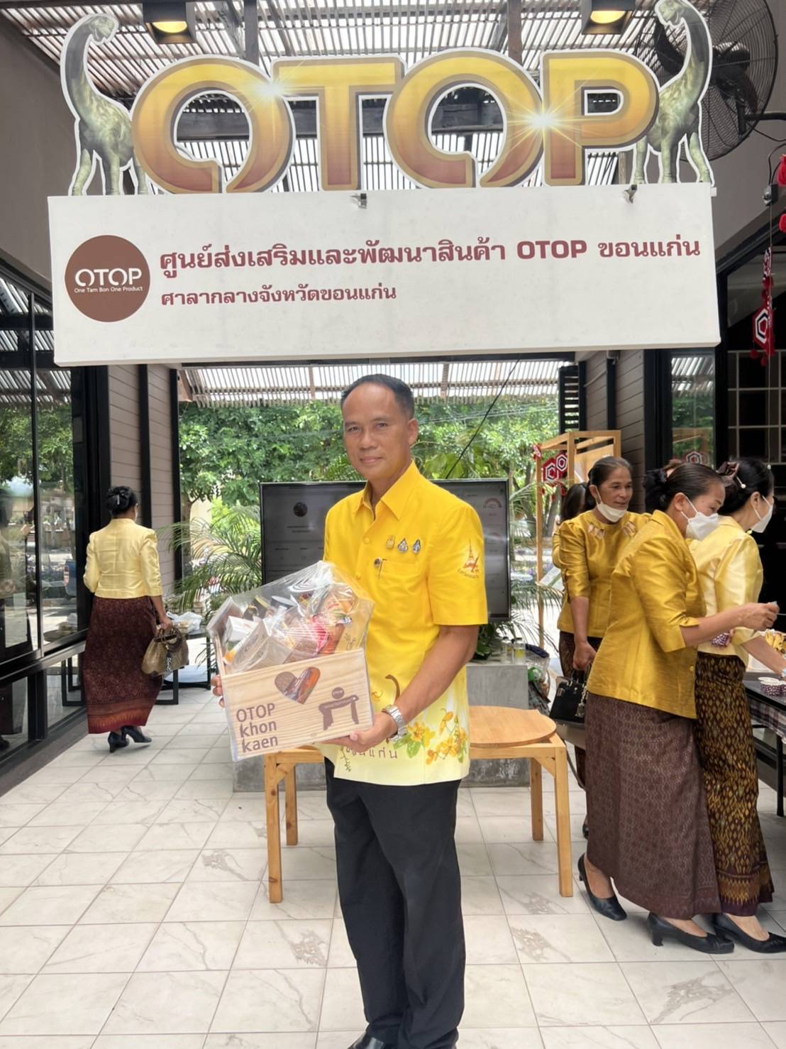 จังหวัดขอนแก่น : โชว์สินค้าโอทอปประจำถิ่นชื่อดังจัดทำชุดกระเช้าของขวัญขอนแก่นซีเล็ค เพิ่มช่องทางจัดจำหน่ายช่วยผู้ประกอบการในชุมชน