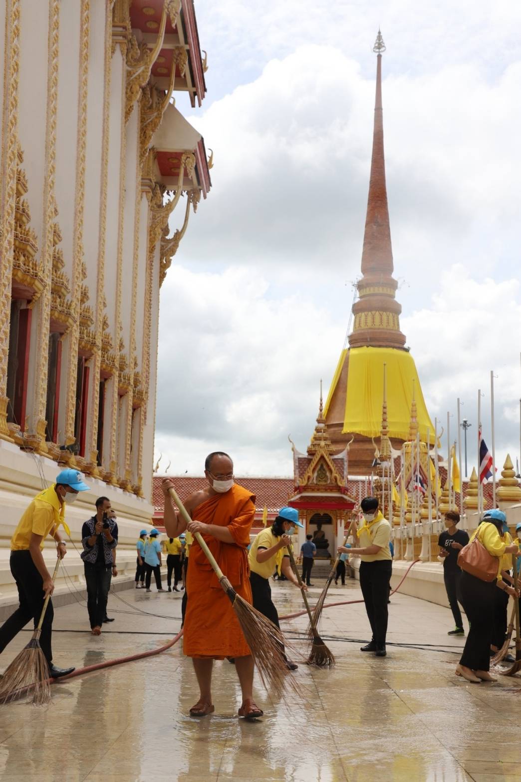 พช.ขอนแก่น : จิตอาสาเราทำความดี ด้วยหัวใจ จัดกิจกรรม Big Cleaning Day วัด ประชา รัฐ สร้างสุข เพื่อเฉลิมพระเกียรติเนื่องในวันเฉลิมพระชนมพรรษา 90 พรรษา สมเด็จพระนางเจ้าสิริกิติ์ พระบรมราชินีนาถ พระบรมราชชนนีพันปีหลวง