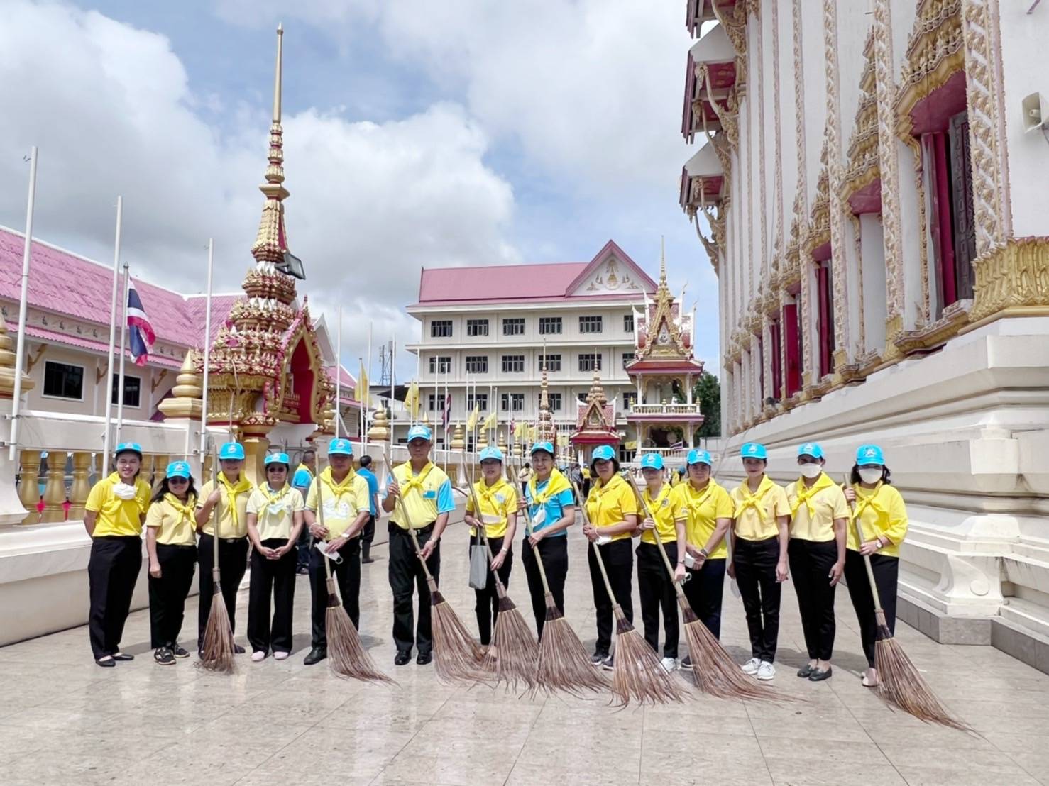 พช.ขอนแก่น : จิตอาสาเราทำความดี ด้วยหัวใจ จัดกิจกรรม Big Cleaning Day วัด ประชา รัฐ สร้างสุข เพื่อเฉลิมพระเกียรติเนื่องในวันเฉลิมพระชนมพรรษา 90 พรรษา สมเด็จพระนางเจ้าสิริกิติ์ พระบรมราชินีนาถ พระบรมราชชนนีพันปีหลวง
