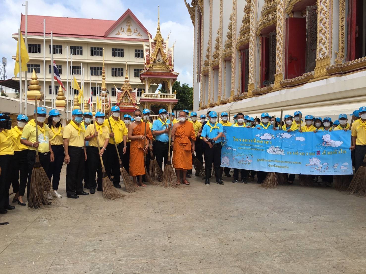 พช.ขอนแก่น : จิตอาสาเราทำความดี ด้วยหัวใจ จัดกิจกรรม Big Cleaning Day วัด ประชา รัฐ สร้างสุข เพื่อเฉลิมพระเกียรติเนื่องในวันเฉลิมพระชนมพรรษา 90 พรรษา สมเด็จพระนางเจ้าสิริกิติ์ พระบรมราชินีนาถ พระบรมราชชนนีพันปีหลวง