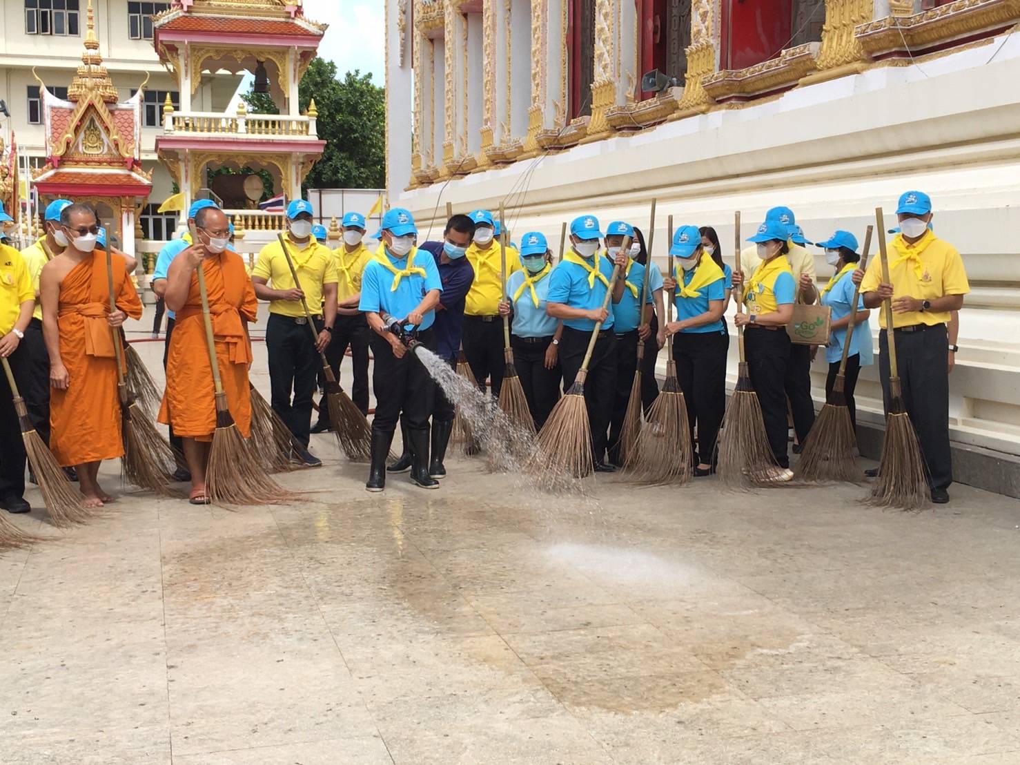 พช.ขอนแก่น : จิตอาสาเราทำความดี ด้วยหัวใจ จัดกิจกรรม Big Cleaning Day วัด ประชา รัฐ สร้างสุข เพื่อเฉลิมพระเกียรติเนื่องในวันเฉลิมพระชนมพรรษา 90 พรรษา สมเด็จพระนางเจ้าสิริกิติ์ พระบรมราชินีนาถ พระบรมราชชนนีพันปีหลวง