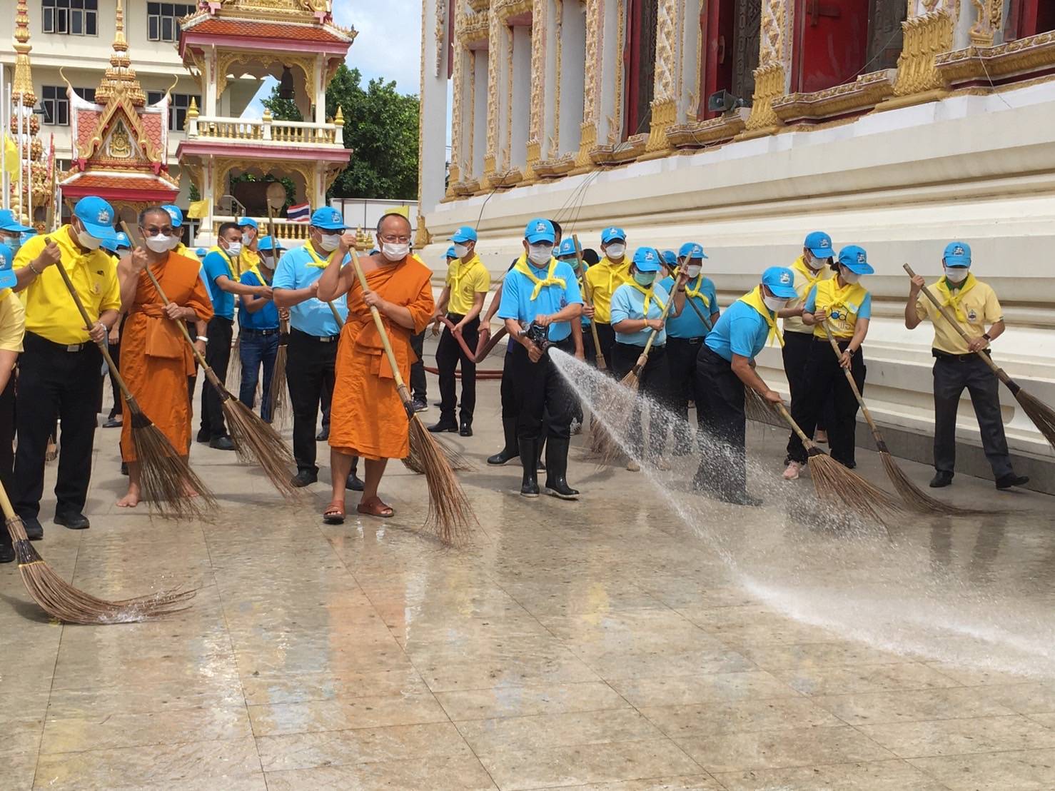 พช.ขอนแก่น : จิตอาสาเราทำความดี ด้วยหัวใจ จัดกิจกรรม Big Cleaning Day วัด ประชา รัฐ สร้างสุข เพื่อเฉลิมพระเกียรติเนื่องในวันเฉลิมพระชนมพรรษา 90 พรรษา สมเด็จพระนางเจ้าสิริกิติ์ พระบรมราชินีนาถ พระบรมราชชนนีพันปีหลวง