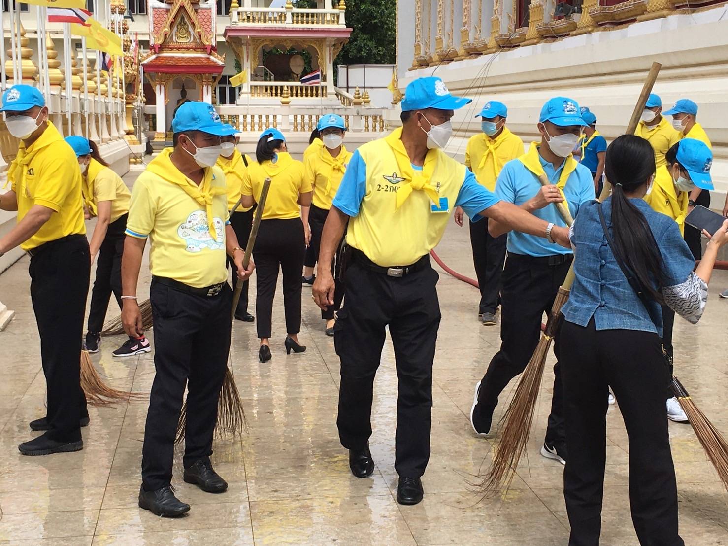พช.ขอนแก่น : จิตอาสาเราทำความดี ด้วยหัวใจ จัดกิจกรรม Big Cleaning Day วัด ประชา รัฐ สร้างสุข เพื่อเฉลิมพระเกียรติเนื่องในวันเฉลิมพระชนมพรรษา 90 พรรษา สมเด็จพระนางเจ้าสิริกิติ์ พระบรมราชินีนาถ พระบรมราชชนนีพันปีหลวง