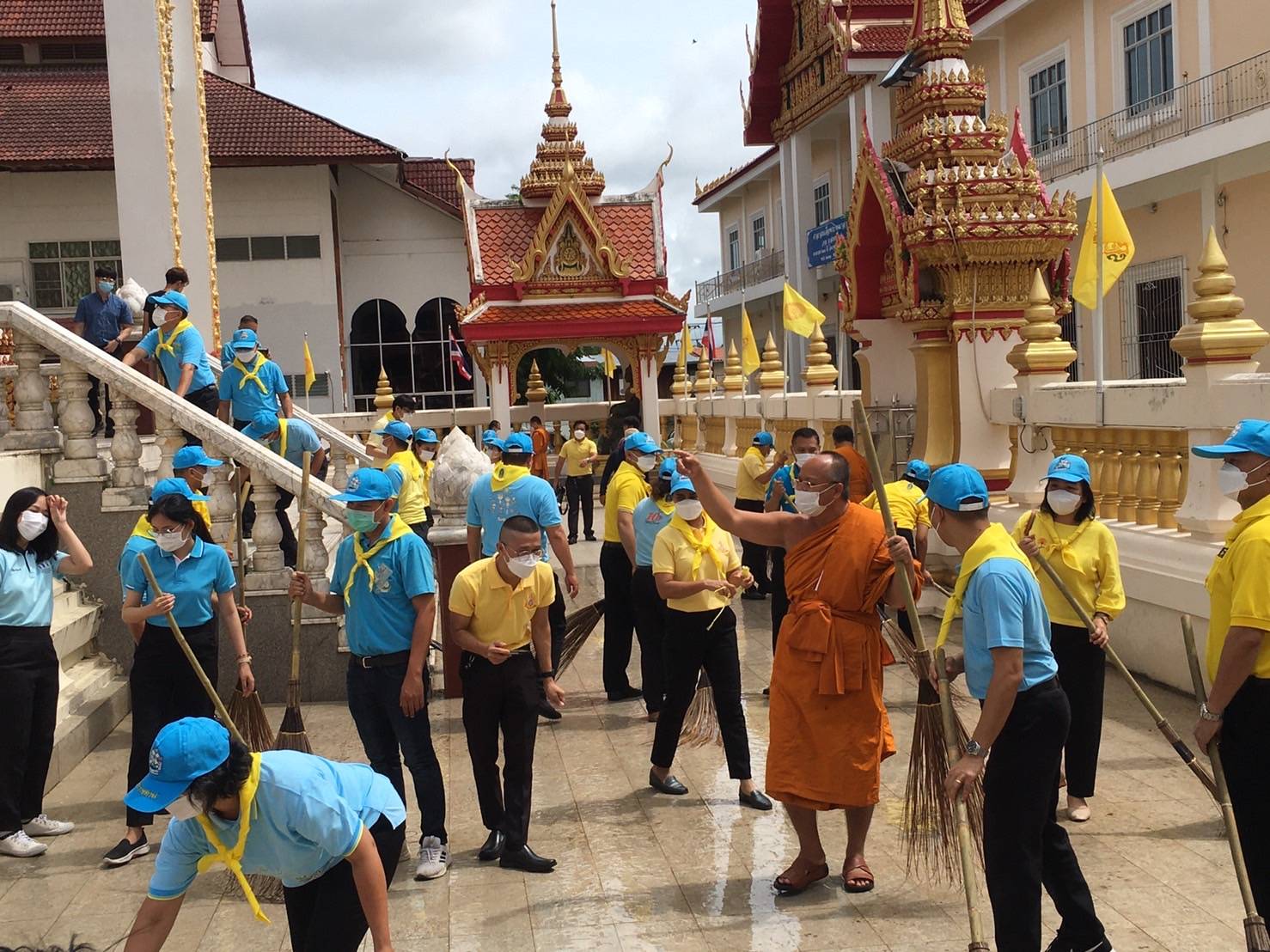 พช.ขอนแก่น : จิตอาสาเราทำความดี ด้วยหัวใจ จัดกิจกรรม Big Cleaning Day วัด ประชา รัฐ สร้างสุข เพื่อเฉลิมพระเกียรติเนื่องในวันเฉลิมพระชนมพรรษา 90 พรรษา สมเด็จพระนางเจ้าสิริกิติ์ พระบรมราชินีนาถ พระบรมราชชนนีพันปีหลวง