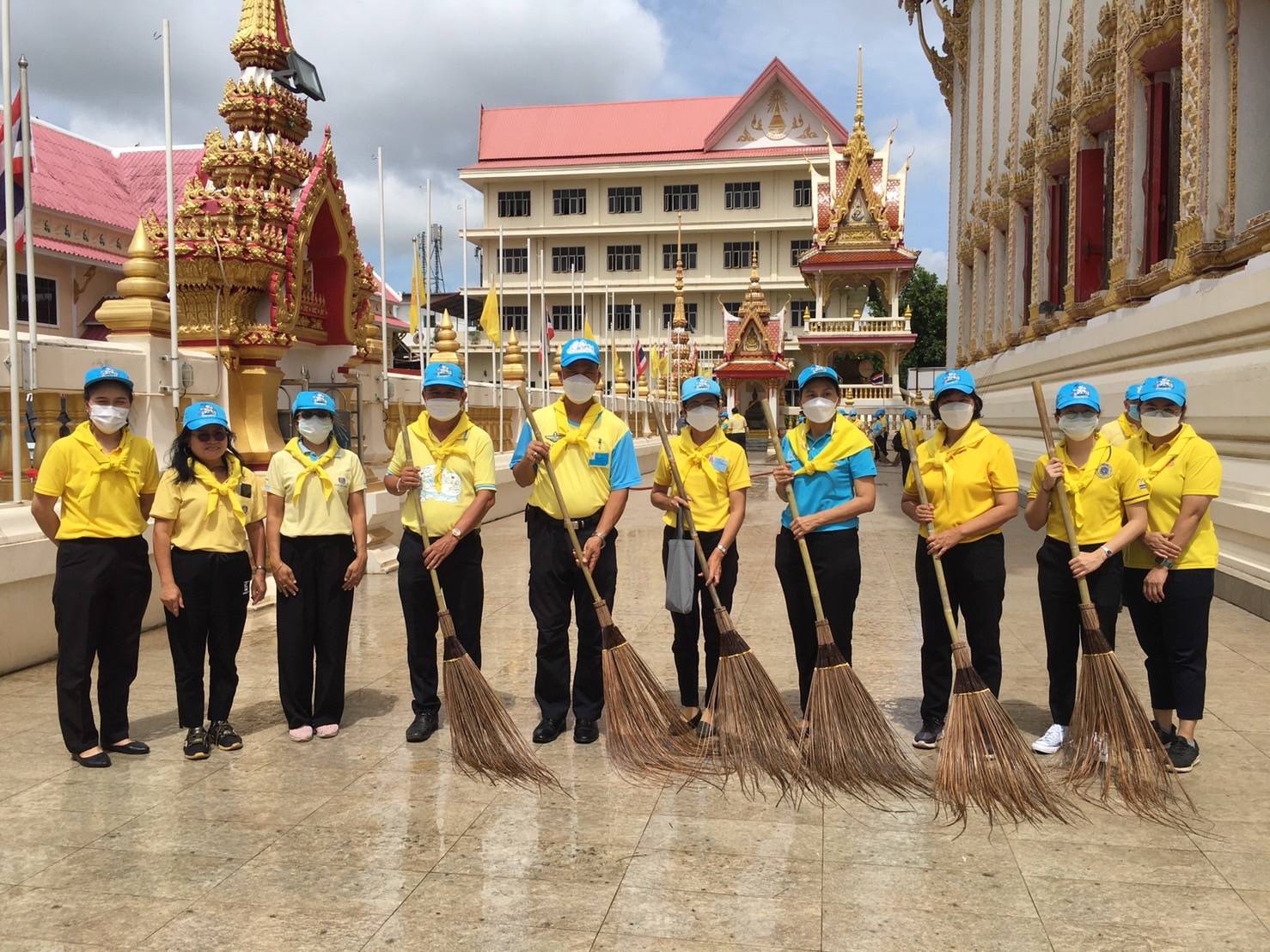 พช.ขอนแก่น : จิตอาสาเราทำความดี ด้วยหัวใจ จัดกิจกรรม Big Cleaning Day วัด ประชา รัฐ สร้างสุข เพื่อเฉลิมพระเกียรติเนื่องในวันเฉลิมพระชนมพรรษา 90 พรรษา สมเด็จพระนางเจ้าสิริกิติ์ พระบรมราชินีนาถ พระบรมราชชนนีพันปีหลวง