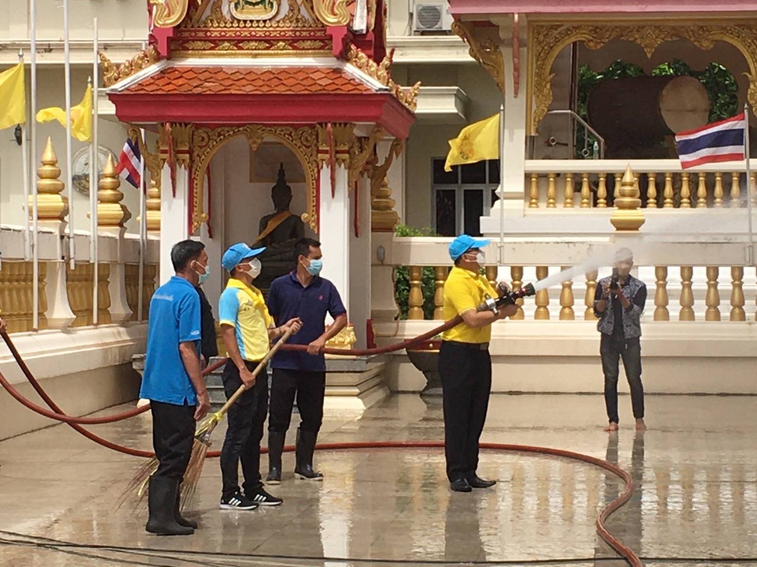 พช.ขอนแก่น : จิตอาสาเราทำความดี ด้วยหัวใจ จัดกิจกรรม Big Cleaning Day วัด ประชา รัฐ สร้างสุข เพื่อเฉลิมพระเกียรติเนื่องในวันเฉลิมพระชนมพรรษา 90 พรรษา สมเด็จพระนางเจ้าสิริกิติ์ พระบรมราชินีนาถ พระบรมราชชนนีพันปีหลวง