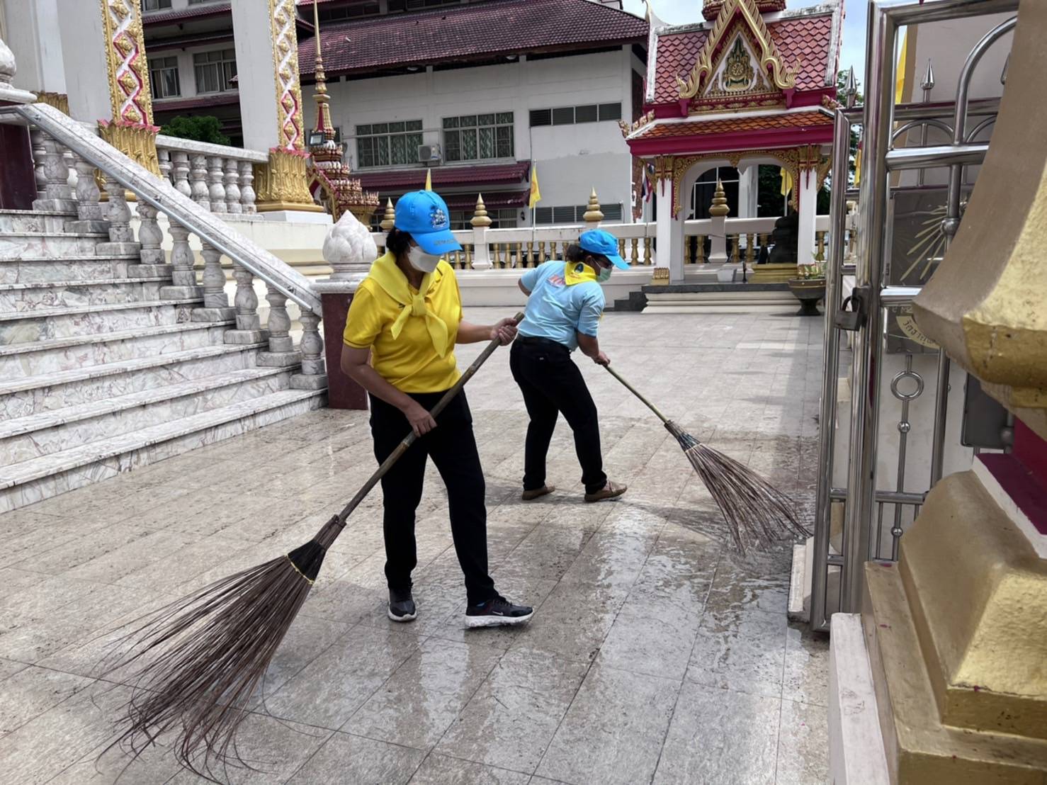 พช.ขอนแก่น : จิตอาสาเราทำความดี ด้วยหัวใจ จัดกิจกรรม Big Cleaning Day วัด ประชา รัฐ สร้างสุข เพื่อเฉลิมพระเกียรติเนื่องในวันเฉลิมพระชนมพรรษา 90 พรรษา สมเด็จพระนางเจ้าสิริกิติ์ พระบรมราชินีนาถ พระบรมราชชนนีพันปีหลวง