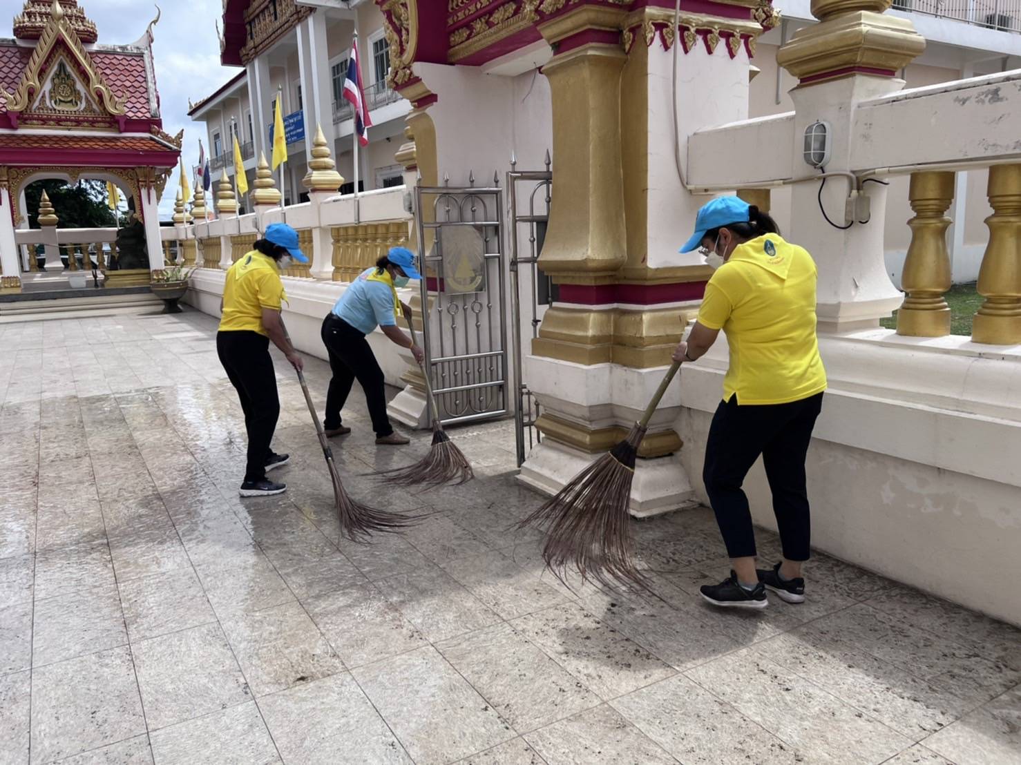 พช.ขอนแก่น : จิตอาสาเราทำความดี ด้วยหัวใจ จัดกิจกรรม Big Cleaning Day วัด ประชา รัฐ สร้างสุข เพื่อเฉลิมพระเกียรติเนื่องในวันเฉลิมพระชนมพรรษา 90 พรรษา สมเด็จพระนางเจ้าสิริกิติ์ พระบรมราชินีนาถ พระบรมราชชนนีพันปีหลวง