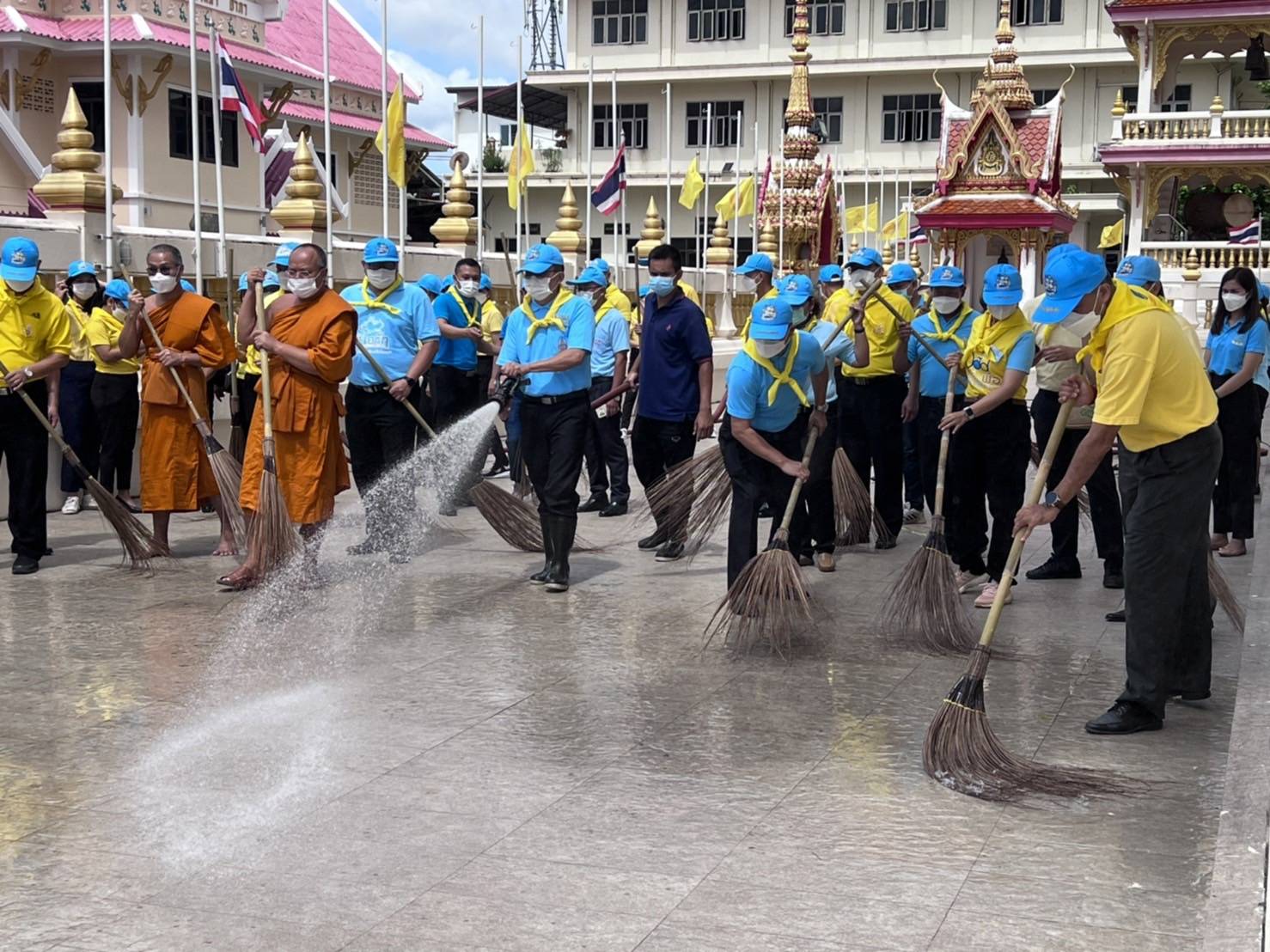 พช.ขอนแก่น : จิตอาสาเราทำความดี ด้วยหัวใจ จัดกิจกรรม Big Cleaning Day วัด ประชา รัฐ สร้างสุข เพื่อเฉลิมพระเกียรติเนื่องในวันเฉลิมพระชนมพรรษา 90 พรรษา สมเด็จพระนางเจ้าสิริกิติ์ พระบรมราชินีนาถ พระบรมราชชนนีพันปีหลวง
