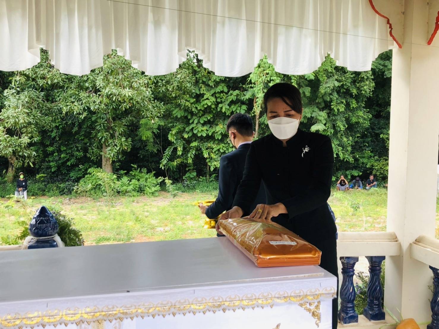 จังหวัดขอนแก่น : รองผู้ว่าราชการจังหวัดขอนแก่น (นายสุเทพ  มณีโชต) เป็นประธานฌาปนกิจศพคุณแม่บัวลอน ซุยกระเดื่อง  มารดาของนางสาวณิชนันทน์ ซุยกระเดื่อง นักวิชาการพัฒนาชุมชนชำนาญการ  สำนักงานพัฒนาชุมชนอำเภอบ้านฝาง