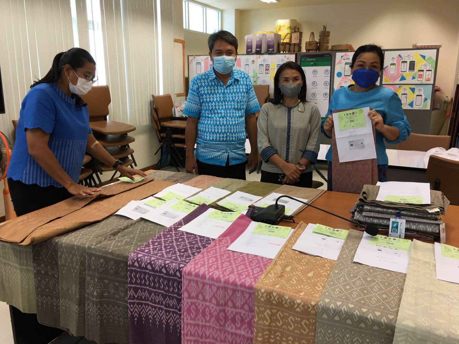 พช. ขอนแก่น : สืบสานแนวพระดำริ ‘เจ้าฟ้าสิริวัณณวรีฯ’ รับผ้าประกวด ผ้าลายพระราชทาน ‘ผ้าขิดลายนารีรัตนราชกัญญา’ ชิงรางวัลพระราชทาน ปี 65