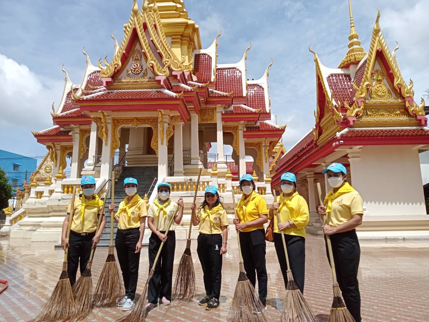 พช.ขอนแก่น : จิตอาสาเราทำความดี ด้วยหัวใจ จัดกิจกรรม Big Cleaning Day วัด ประชา รัฐ สร้างสุข เพื่อเฉลิมพระเกียรติเนื่องในวันเฉลิมพระชนมพรรษา 90 พรรษา สมเด็จพระนางเจ้าสิริกิติ์ พระบรมราชินีนาถ พระบรมราชชนนีพันปีหลวง