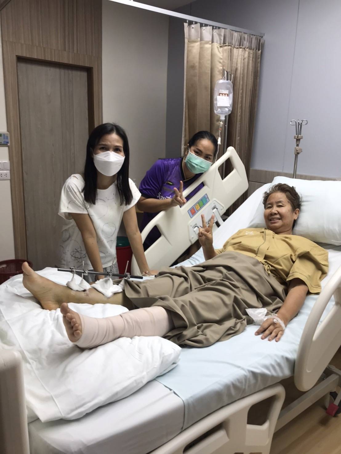 พช.ขอนแก่น : พัฒนาการจังหวัดขอนแก่น เข้าเยี่ยมอาการป่วยของเจ้าหน้าที่พัฒนาชุมชน และมอบกระเช้าเพื่อเป็นขวัญและกำลังใจ