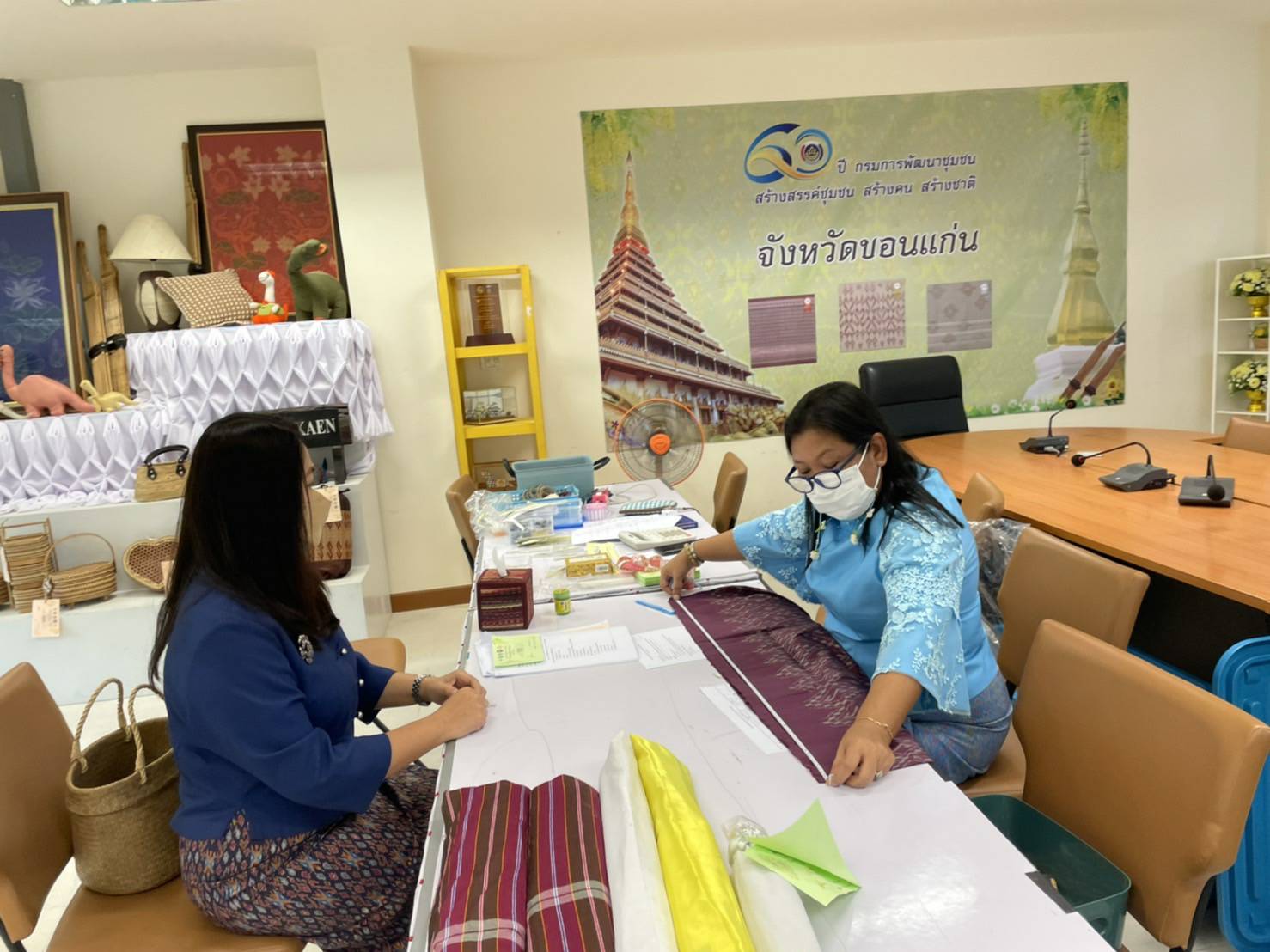 พช. ขอนแก่น : สืบสานแนวพระดำริ ‘เจ้าฟ้าสิริวัณณวรีฯ’ รับผ้าประกวด ผ้าลายพระราชทาน ‘ผ้าขิดลายนารีรัตนราชกัญญา’ ชิงรางวัลพระราชทาน ปี 65
