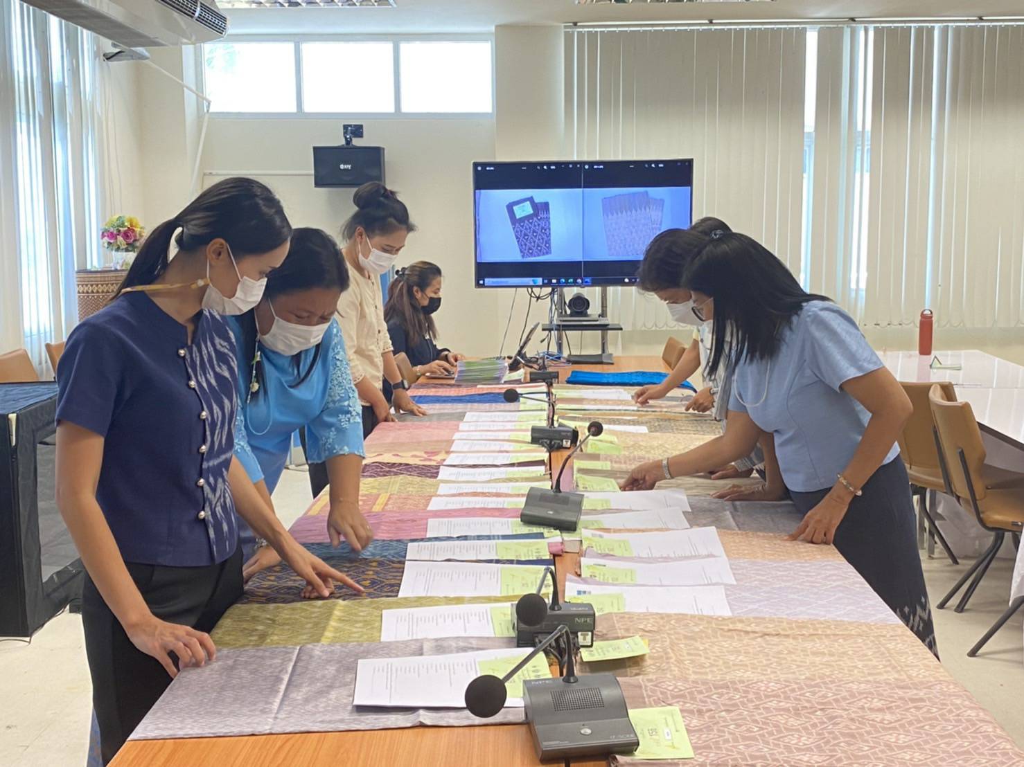 พช. ขอนแก่น : สืบสานแนวพระดำริ ‘เจ้าฟ้าสิริวัณณวรีฯ’ รับผ้าประกวด ผ้าลายพระราชทาน ‘ผ้าขิดลายนารีรัตนราชกัญญา’ ชิงรางวัลพระราชทาน ปี 65