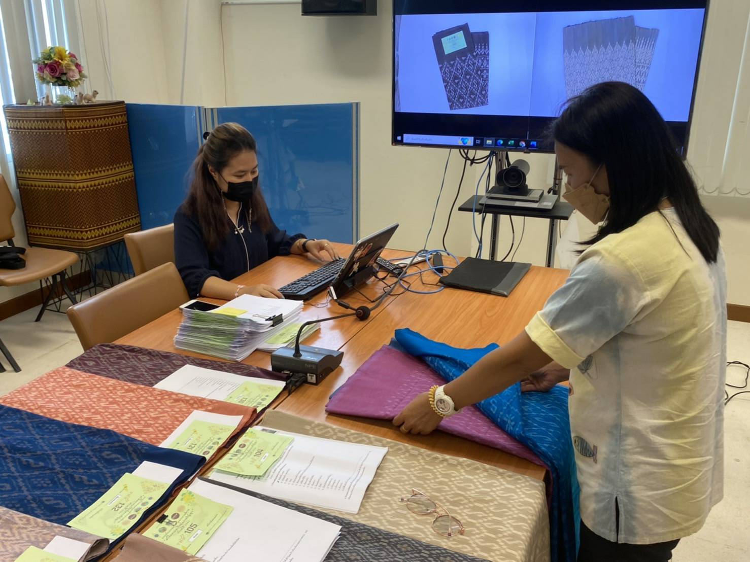 พช. ขอนแก่น : สืบสานแนวพระดำริ ‘เจ้าฟ้าสิริวัณณวรีฯ’ รับผ้าประกวด ผ้าลายพระราชทาน ‘ผ้าขิดลายนารีรัตนราชกัญญา’ ชิงรางวัลพระราชทาน ปี 65