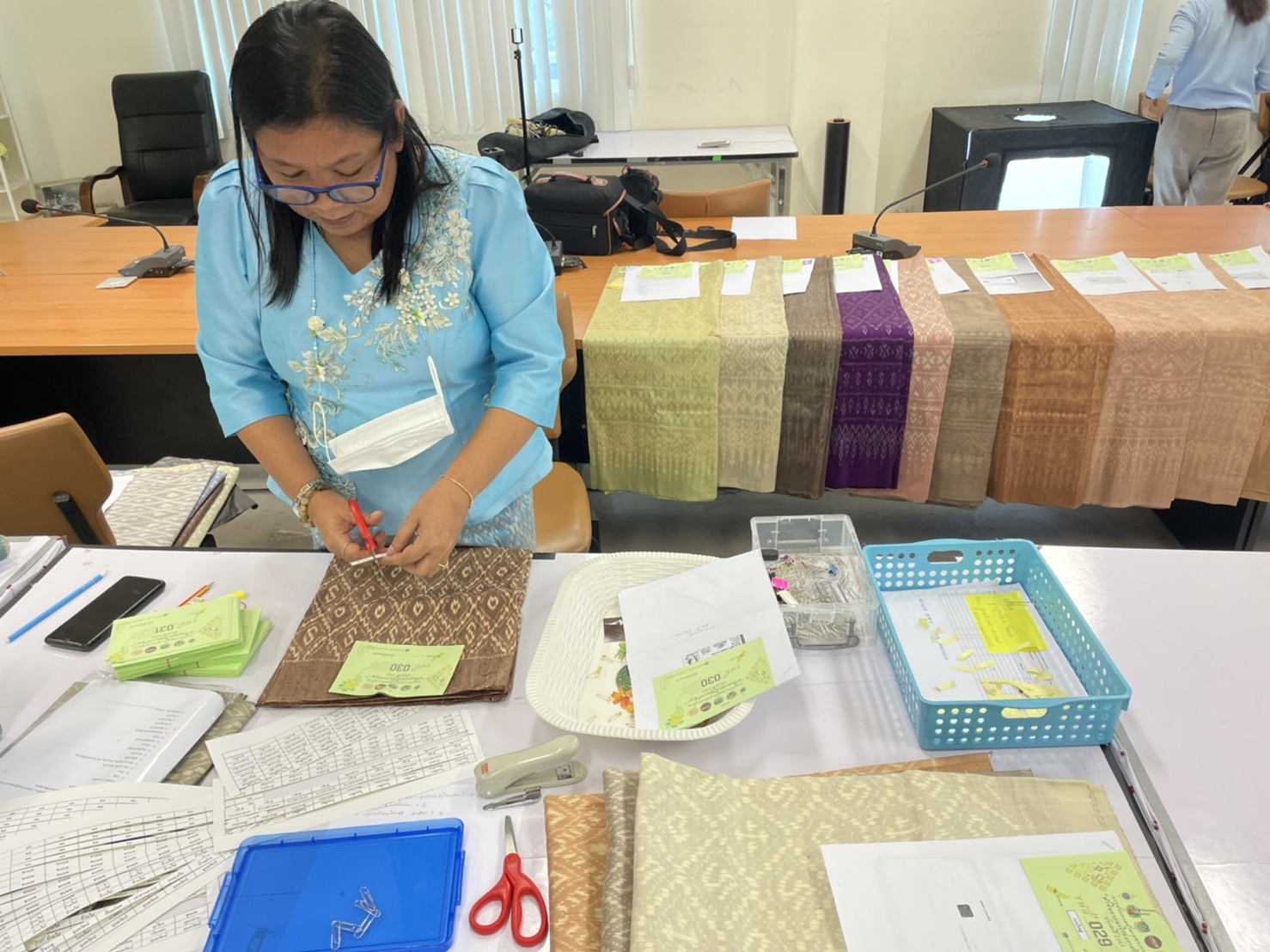 พช. ขอนแก่น : สืบสานแนวพระดำริ ‘เจ้าฟ้าสิริวัณณวรีฯ’ รับผ้าประกวด ผ้าลายพระราชทาน ‘ผ้าขิดลายนารีรัตนราชกัญญา’ ชิงรางวัลพระราชทาน ปี 65