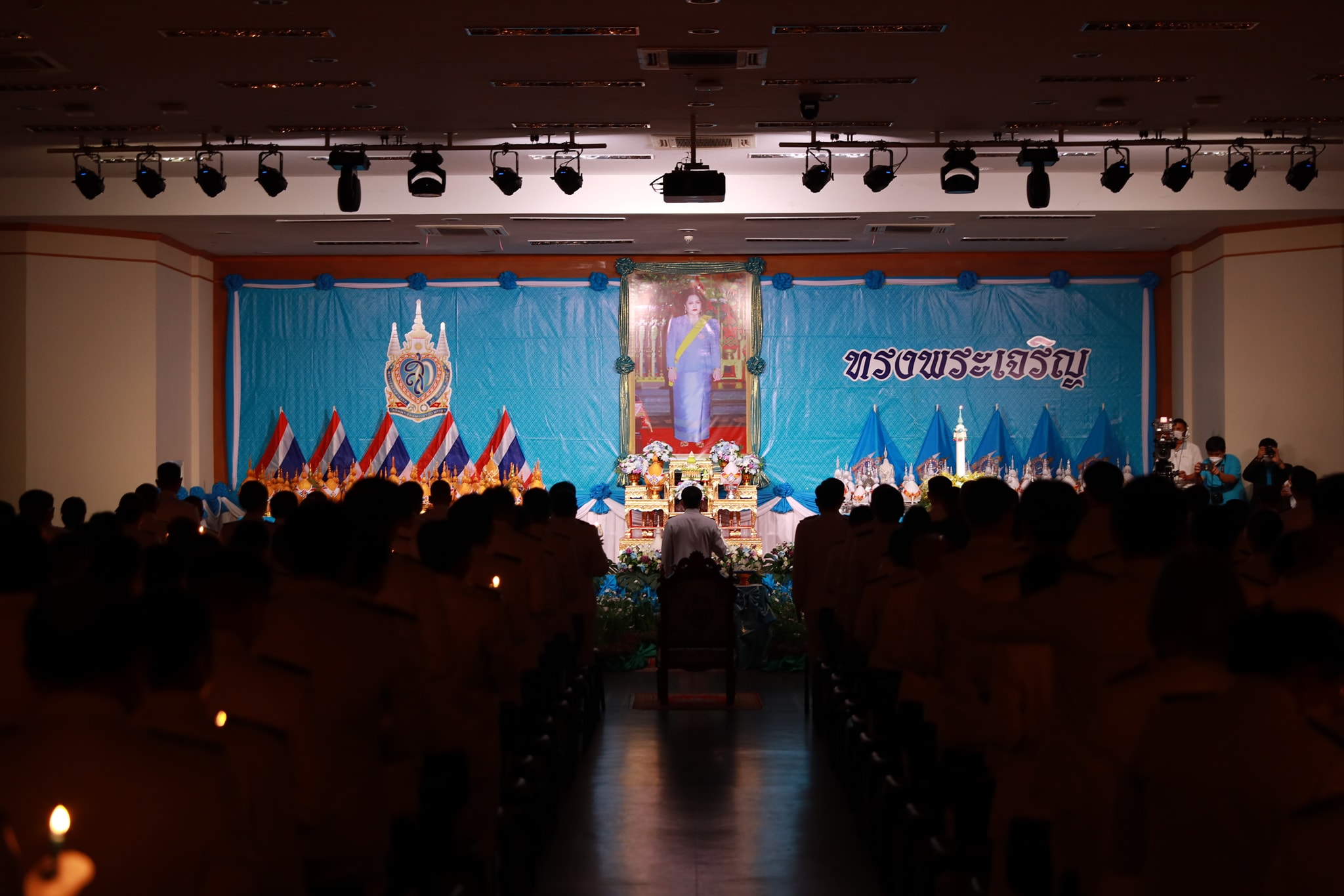 จังหวัดขอนแก่น : พสกนิกรชาวขอนแก่น ร่วมพิธีถวายเครื่องราชสักการะและวางพานพุ่ม พิธีจุดเทียนถวายพระพรชัยมงคล สมเด็จพระนางเจ้าสิริกิติ์ พระบรมราชินีนาถ พระบรมราชชนนีพันปีหลวง เนื่องในโอกาสวันเฉลิมพระชนมพรรษา 12 สิงหาคม 2565