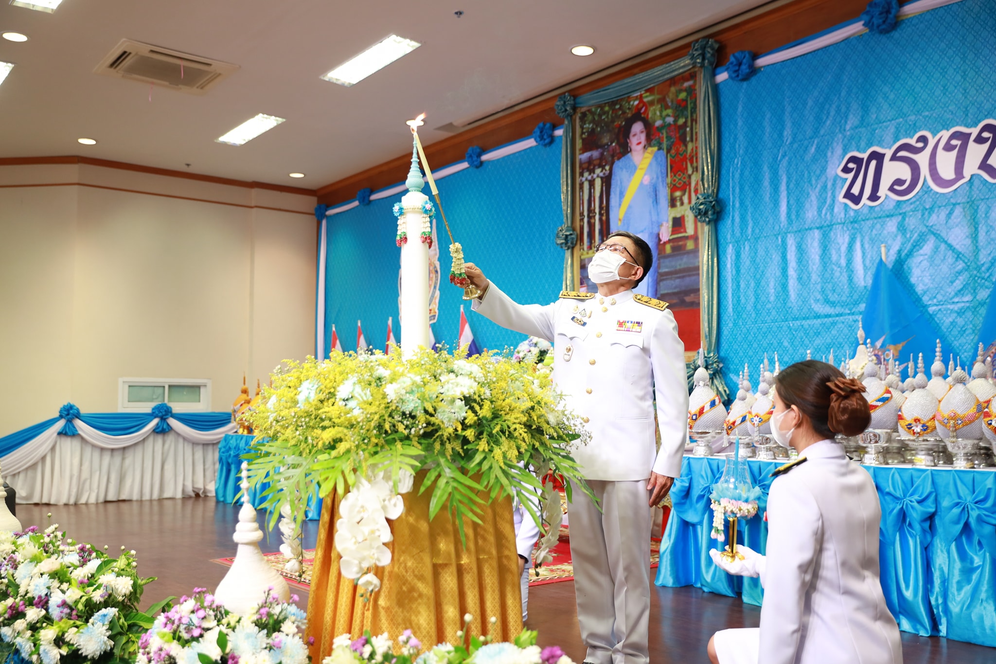 จังหวัดขอนแก่น : พสกนิกรชาวขอนแก่น ร่วมพิธีถวายเครื่องราชสักการะและวางพานพุ่ม พิธีจุดเทียนถวายพระพรชัยมงคล สมเด็จพระนางเจ้าสิริกิติ์ พระบรมราชินีนาถ พระบรมราชชนนีพันปีหลวง เนื่องในโอกาสวันเฉลิมพระชนมพรรษา 12 สิงหาคม 2565