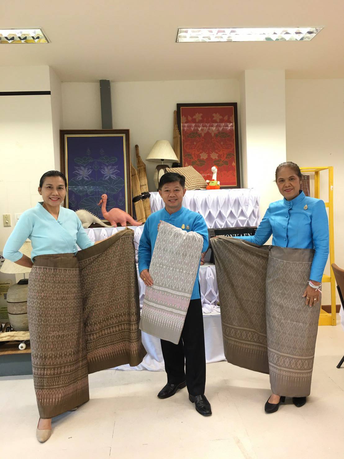 พช. ขอนแก่น : สืบสานแนวพระดำริ ‘เจ้าฟ้าสิริวัณณวรีฯ’ รับผ้าประกวด ผ้าลายพระราชทาน ‘ผ้าขิดลายนารีรัตนราชกัญญา’ ชิงรางวัลพระราชทาน ปี 65