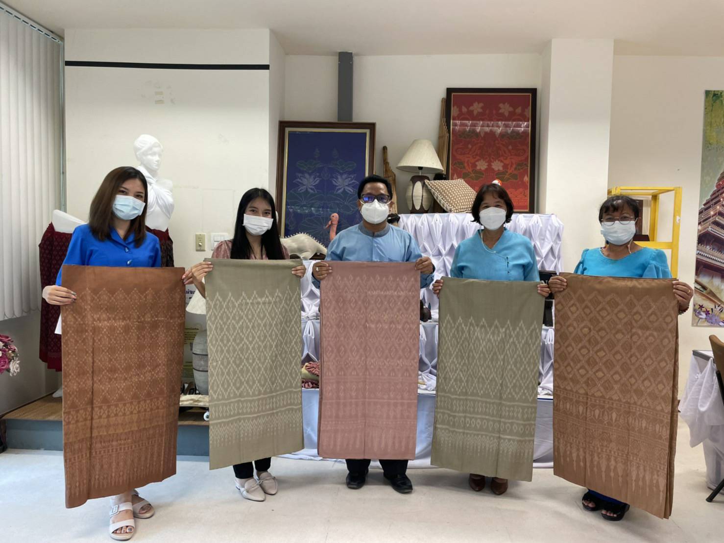 พช. ขอนแก่น : สืบสานแนวพระดำริ ‘เจ้าฟ้าสิริวัณณวรีฯ’ รับผ้าประกวด ผ้าลายพระราชทาน ‘ผ้าขิดลายนารีรัตนราชกัญญา’ ชิงรางวัลพระราชทาน ปี 65