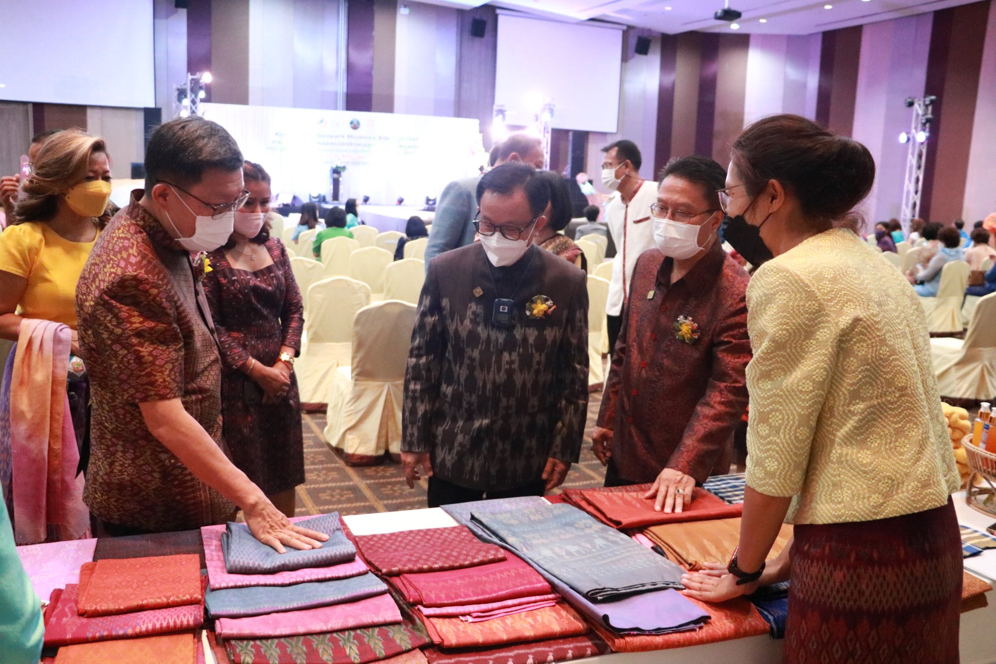 พช.ขอนแก่น : ร่วมกิจกรรมการประกวดผ้าไหมมัดหมี่ลายอัตลักษณ์อุทยานธรณีขอนแก่นฯ