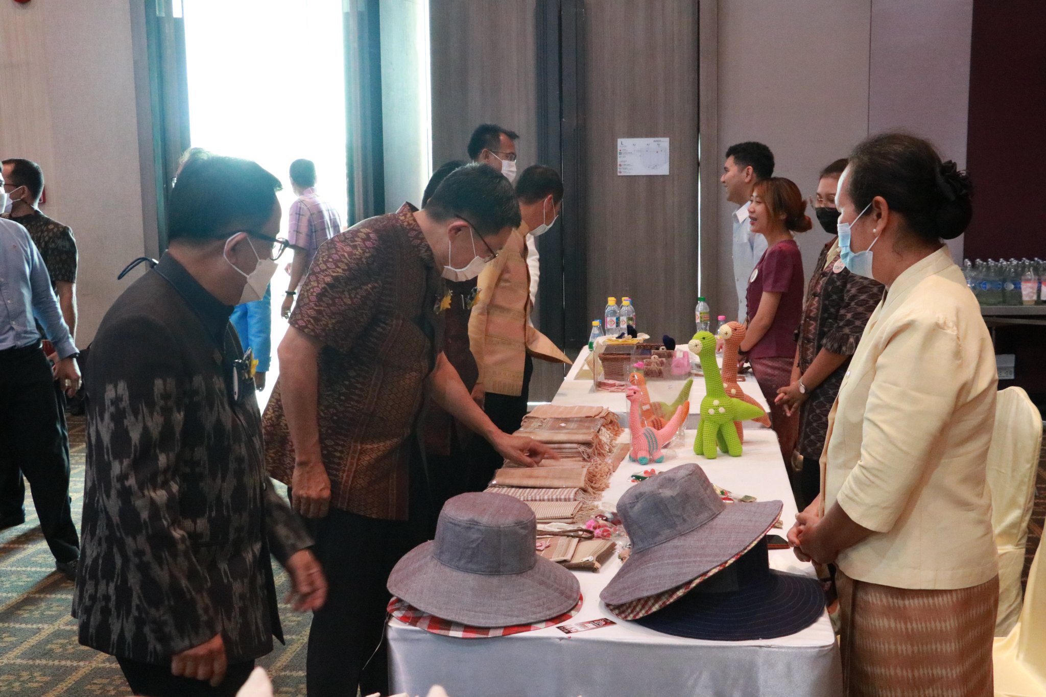 พช.ขอนแก่น : ร่วมกิจกรรมการประกวดผ้าไหมมัดหมี่ลายอัตลักษณ์อุทยานธรณีขอนแก่นฯ